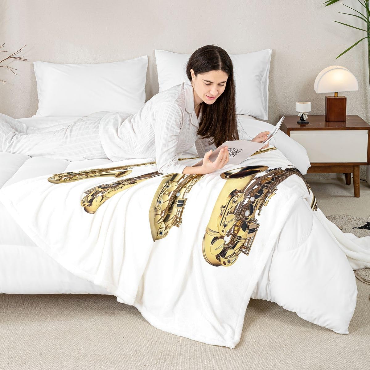 Feelyou Saxophone Print Fleece Sherpa Blanket Jazz Music Themed Throw Blanket for Chair Sofa Couch Adult Musical Pattern Plush Blanket Electric Sax Instruments Print Room Decor Blanket Twin 60"x80"