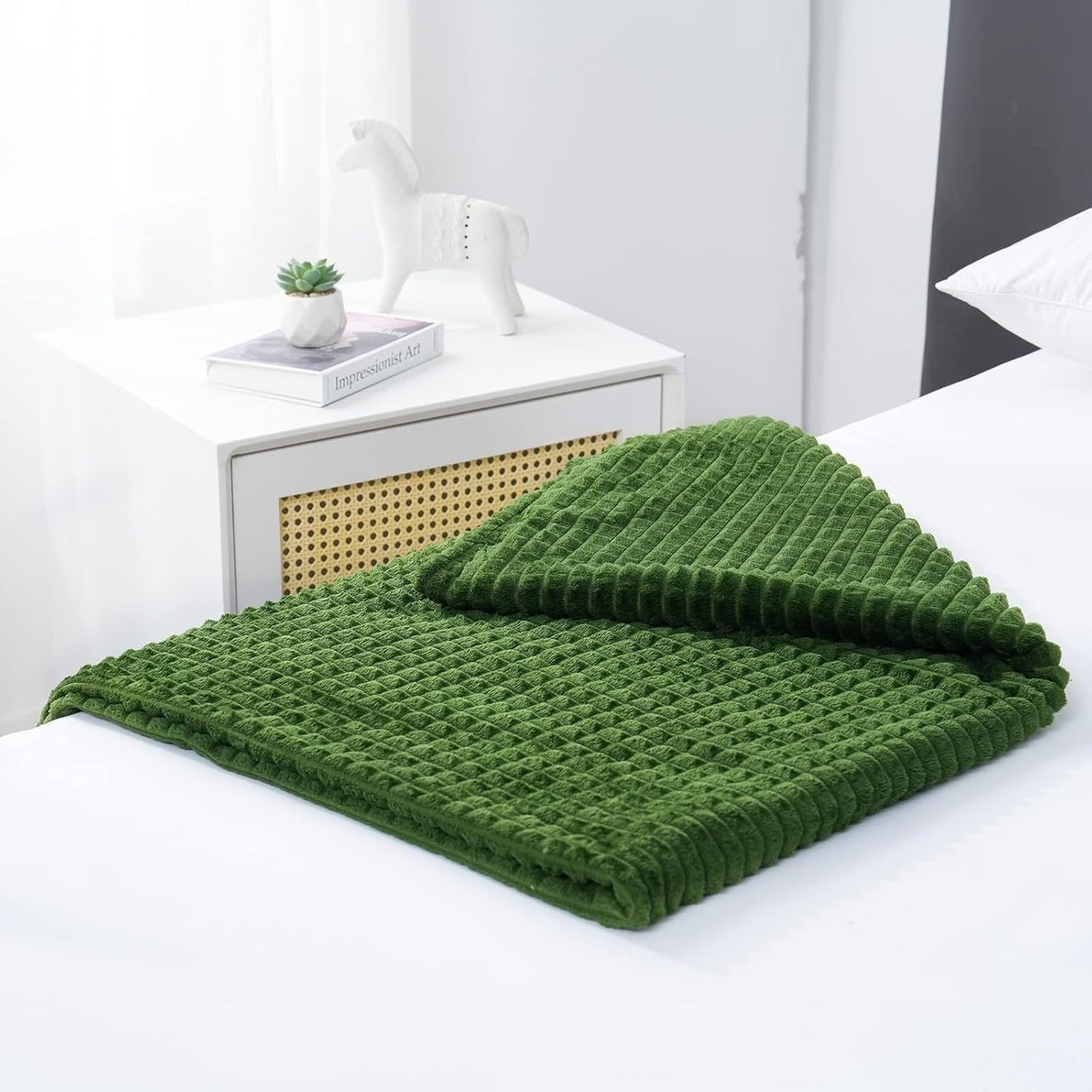 Simple&Opulence Forest Green Throw Blanket for Couch-Super Soft Fluffy Blankets for Women 50x70 Inches Cozy Lightweight Fleece Blanket for Home Decor