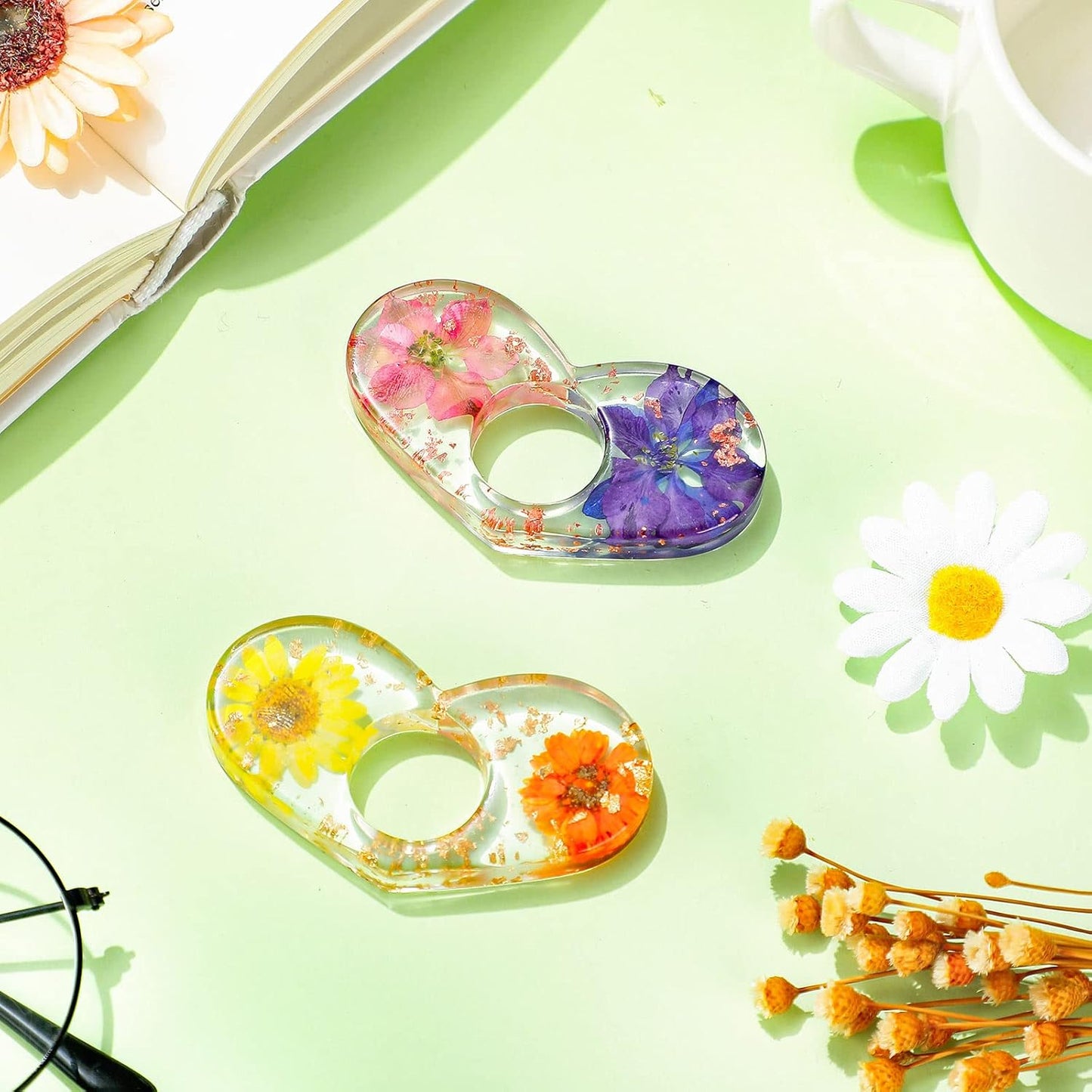 2 Pieces Dried Flower Resin Book Page Holder Transparent Thumb Ring Page Holder Handmade Personalized Flower Resin Bookmark Reading Accessories Gift for Teachers Book Lovers Literary (Heart Style)
