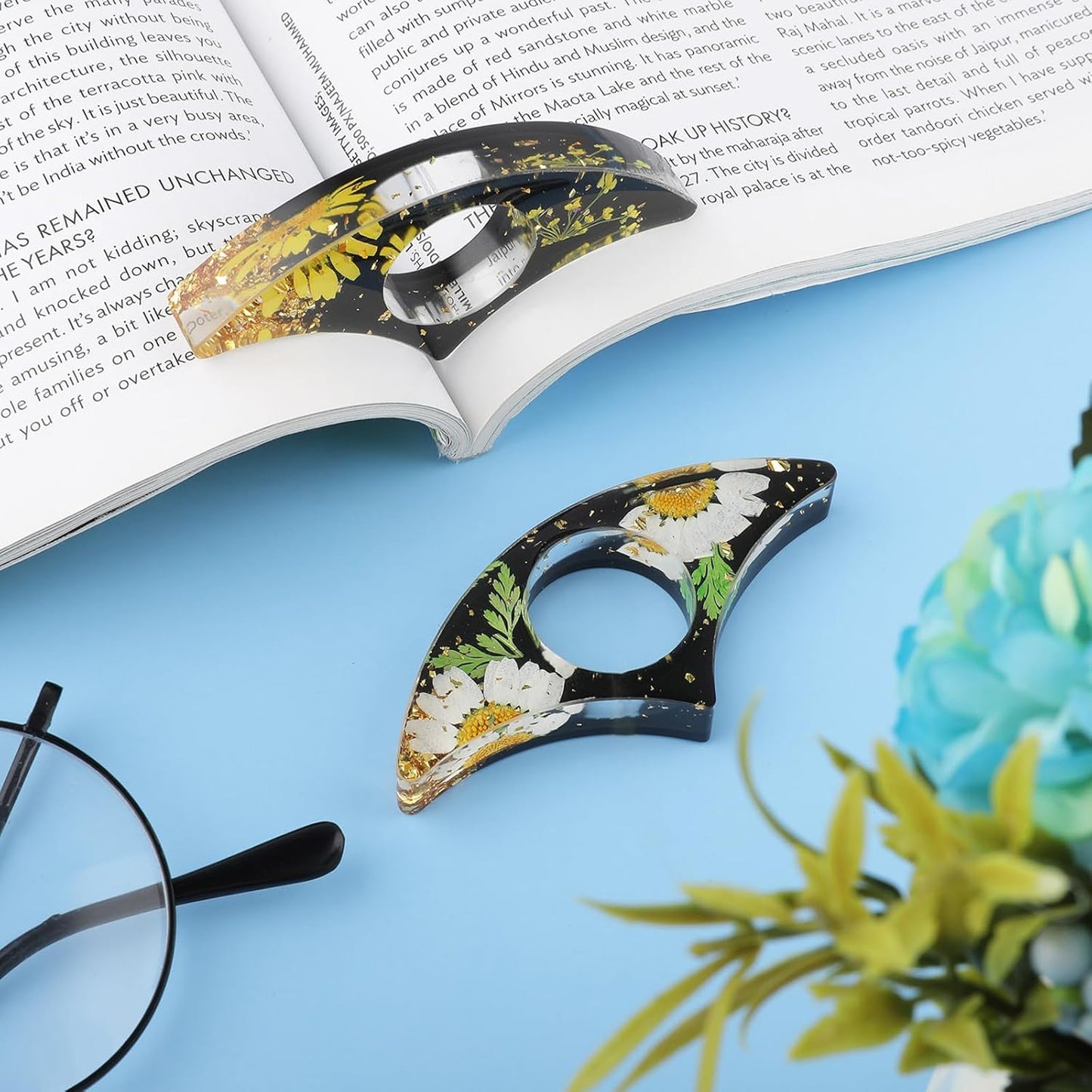 TIESOME Dried Flower Book Holder, 2 Pieces Handmade Real Flowers Thumb Book Page Holder Resin Thumb Bookmark Reading Accessories Book Opener Floral Bookmark for Teachers Book Lovers(A)