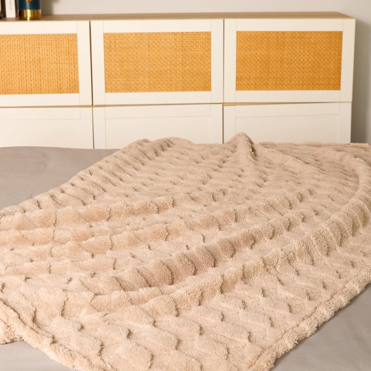 Checkered Fleece Throw Blankets-Cozy Fluffy Soft Lightweight Luxury Blanket for Travel, Sofa, Couch, Bed & Car, Gifts for Teen Girls, Women and Men, Home and Dorm Decor, Beige, 50" x 70"