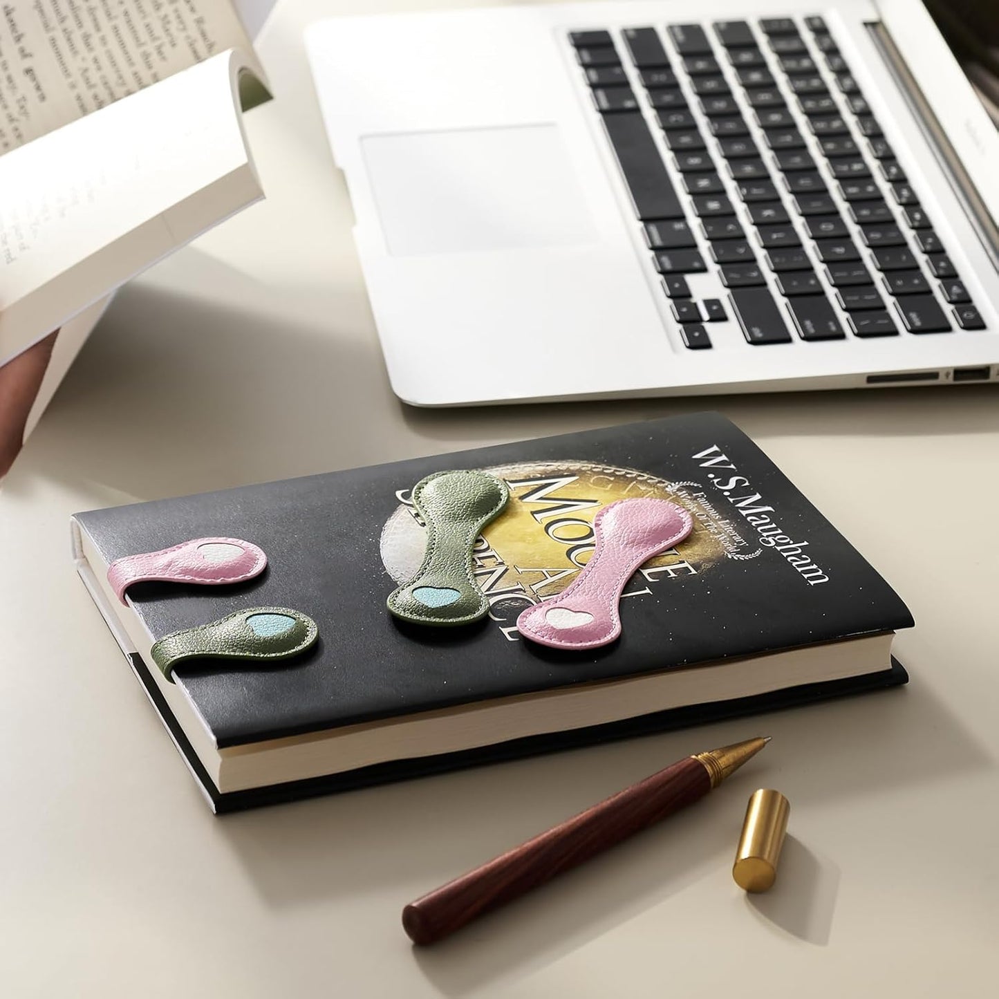 2Pcs Magnetic Leather Bookmarks with Gift Box Magnetic Pen Holder Book Marks Clip Gift for Book Lover Readers Men Women Teachers Students, Heart (Pink+Green)