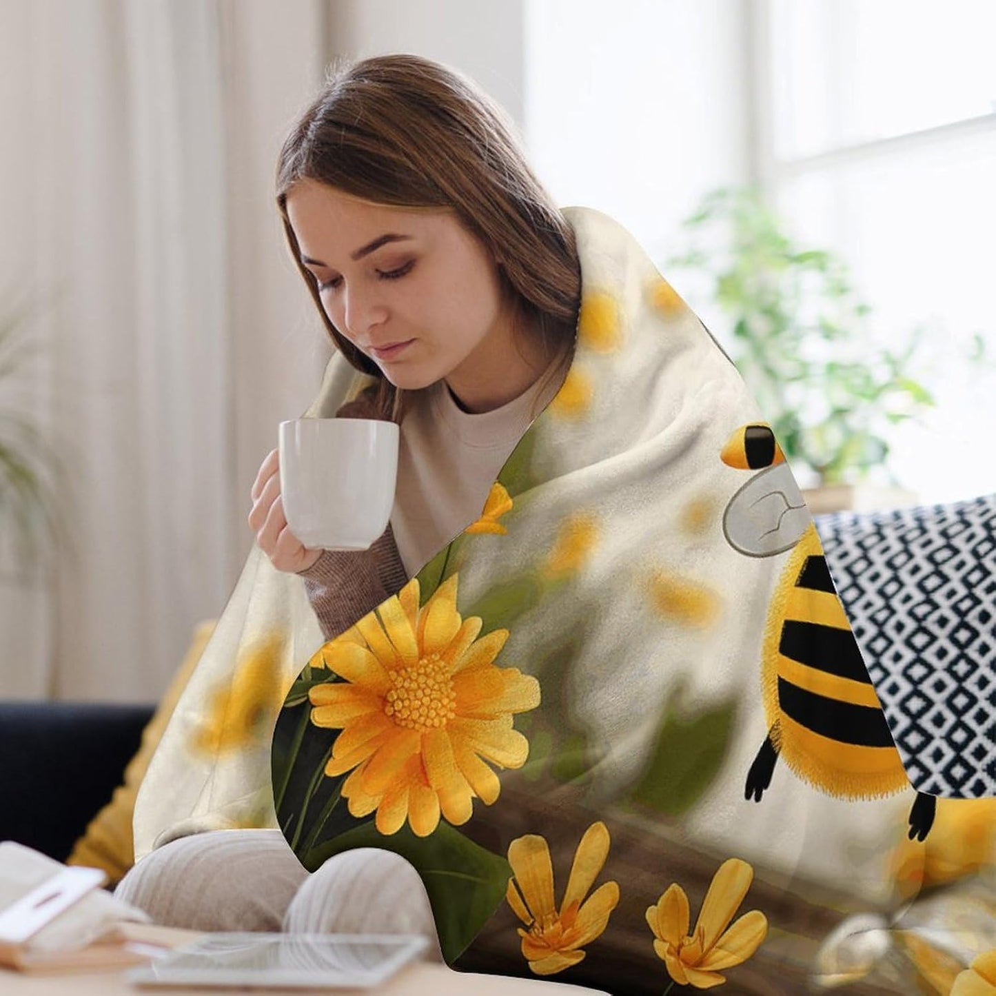 Cute Bees Daisy Flower Throw Blanket for Couch Super Soft Warm Lightweight Throw Blankets Cozy Flannel Bed Blanket Cute Decorative Blankets for All Seasons Home Decor Gift 50"*60"（130 * 150cm）