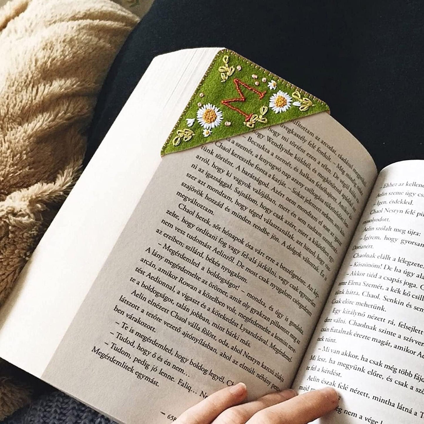 Personalized Hand Embroidered Corner Bookmark, 26 Letters Hand Stitched Felt Corner Letter Bookmark, Cute Flower Embroidery Bookmarks for Book Reading Lovers Meaningful Gift (Summer，M