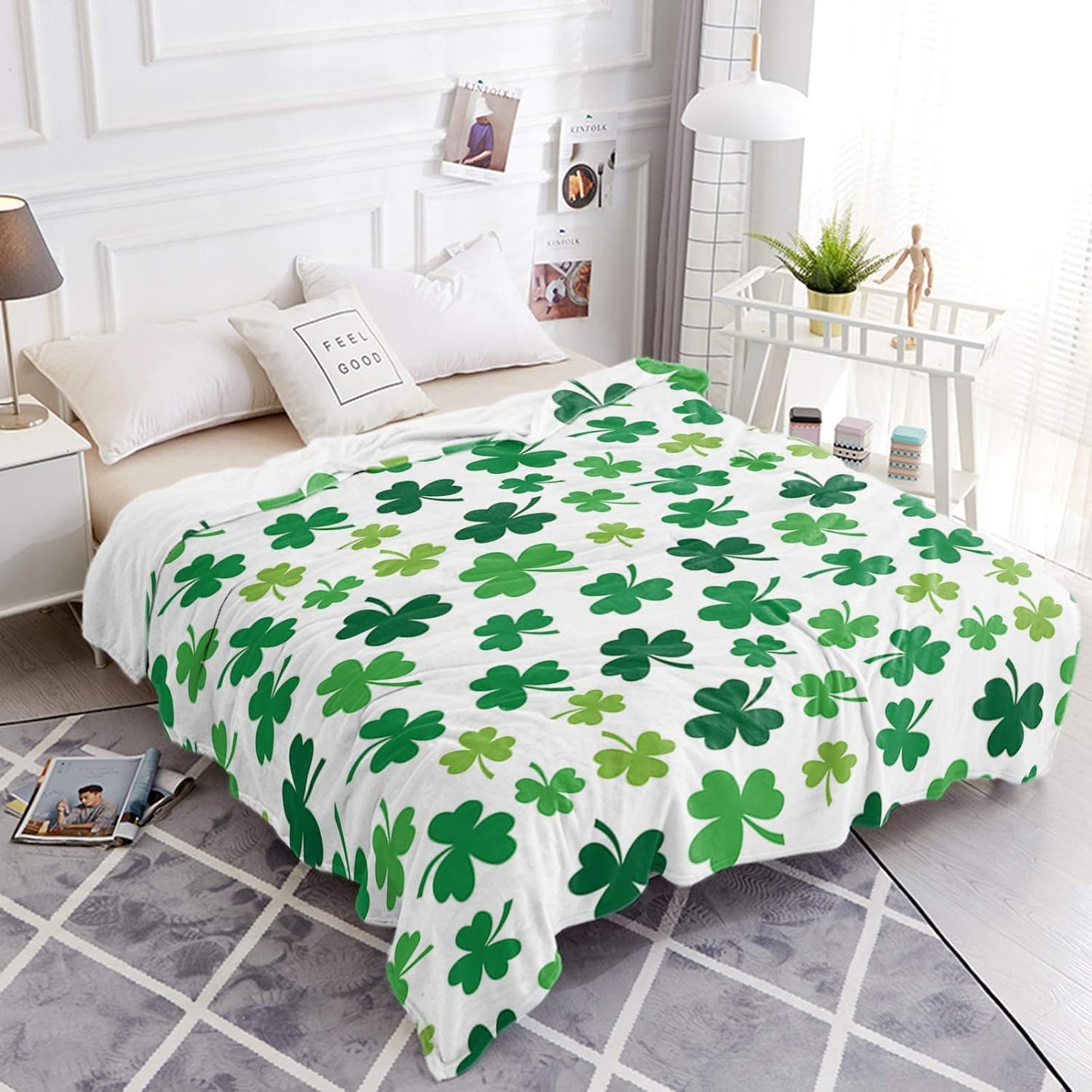 Chucoco Happy St. Patrick's Day Throw Blankets Lucky Shamrocks Leaves Fuzzy Soft Bed Cover Bedspread Microfiber Luxury Blanket for Travel Stadium Camping Couch Sofa Chair 40x50inch