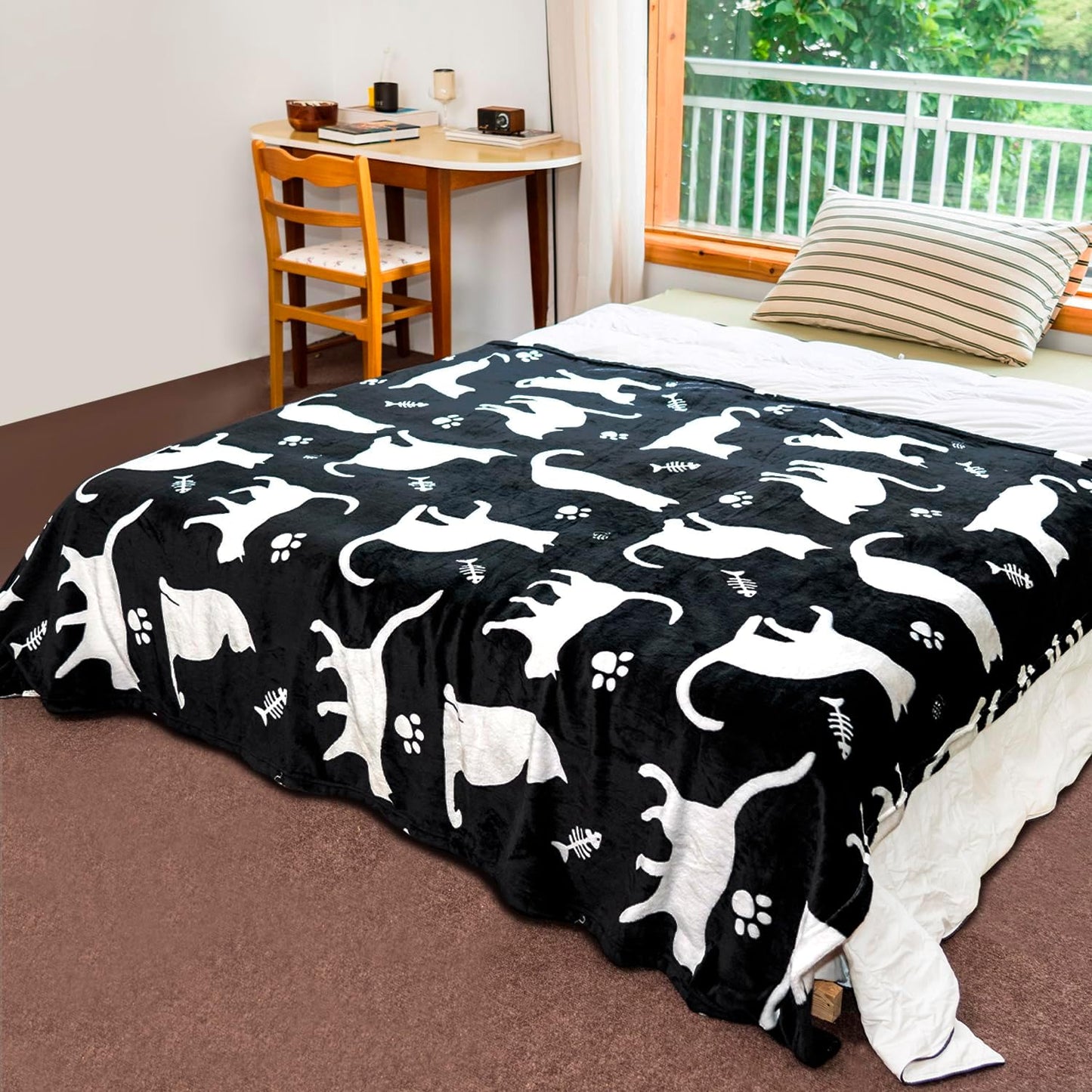 Cat Pattern Throw Blanket, Black and White,Warm and Soft Blankets Gifts for Women Men Kids,Suitable for Bedroom, Sofa, Couch - 50x60 inches