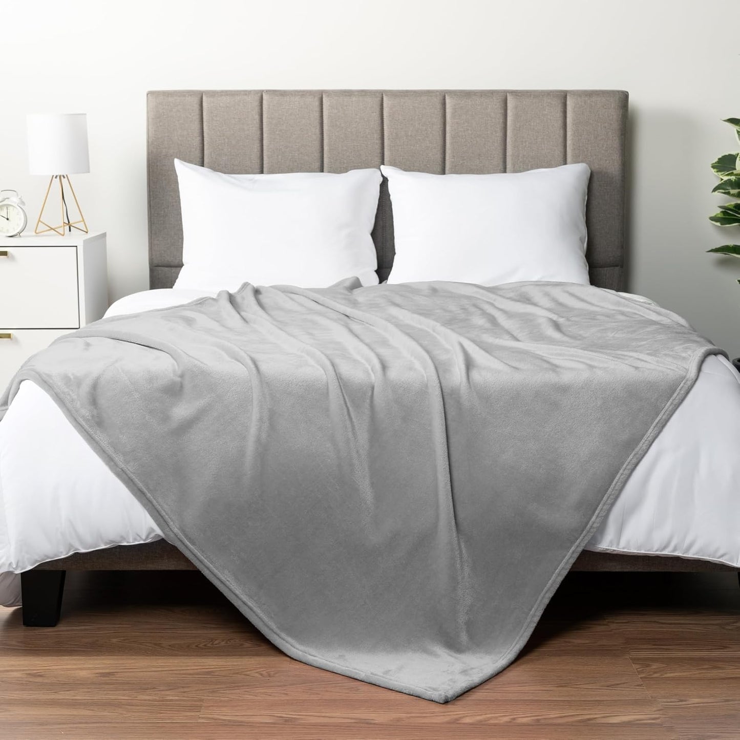 PAVILIA Light Grey Fleece Throw Blanket for Couch, Silver Super Soft Fuzzy Flannel Throw for Sofa, Luxury Plush Microfiber Bed Blanket, Cozy Home Decorative Velvet Gift Blanket, 50x60