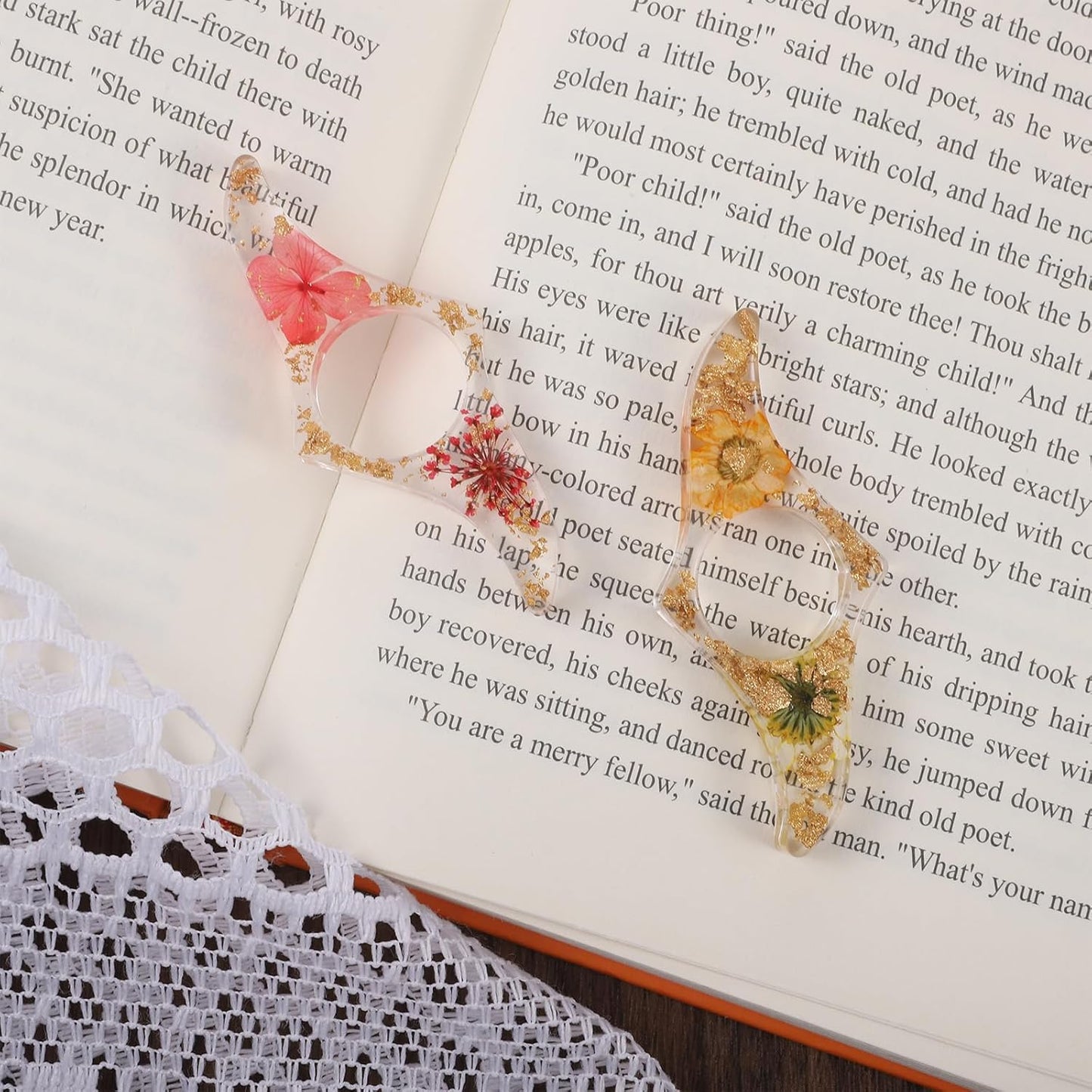 2 Pcs Book Page Holders for Reading Dried Flower Resin Transparent Bookmark Thumb Book Page Holder Finger Ring Opener Books Reading Accessories Handmade Flower Bookmark for Lovers Gift Reader Bookworm
