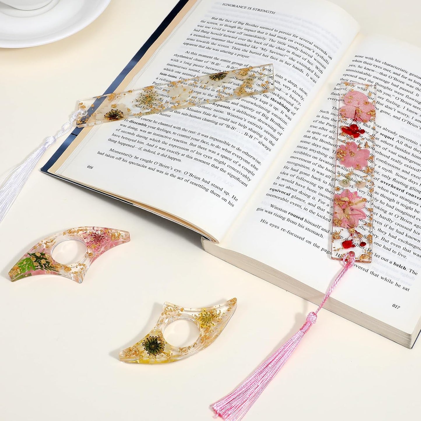 4PCS Flower Resin Bookmarks for Women Dried Flower Book Thumb Page Holder Bookmarks with Tassel Book Reading Accessories Gifts for Reading Lovers, Literary, Students, Teachers