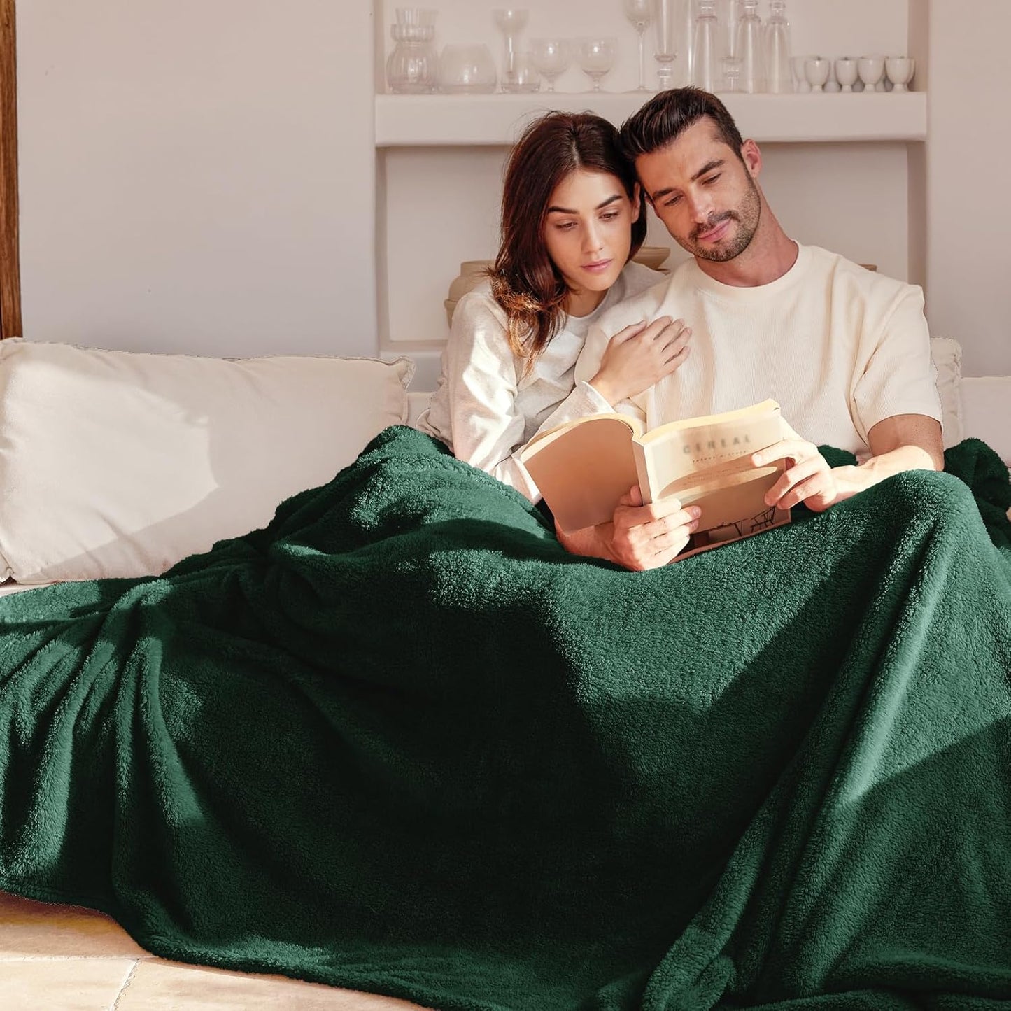 Exclusivo Mezcla Soft Fleece Throw Blanket for Couch, Super Soft Velvet Plush Fleece Blankets, Fuzzy Cozy and Warm for Winter, 50x60 Inches, Forest Green