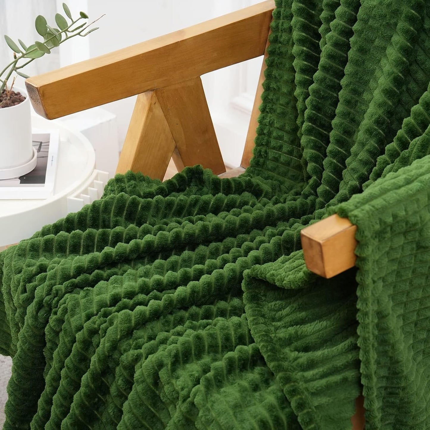 Simple&Opulence Forest Green Throw Blanket for Couch-Super Soft Fluffy Blankets for Women 50x70 Inches Cozy Lightweight Fleece Blanket for Home Decor