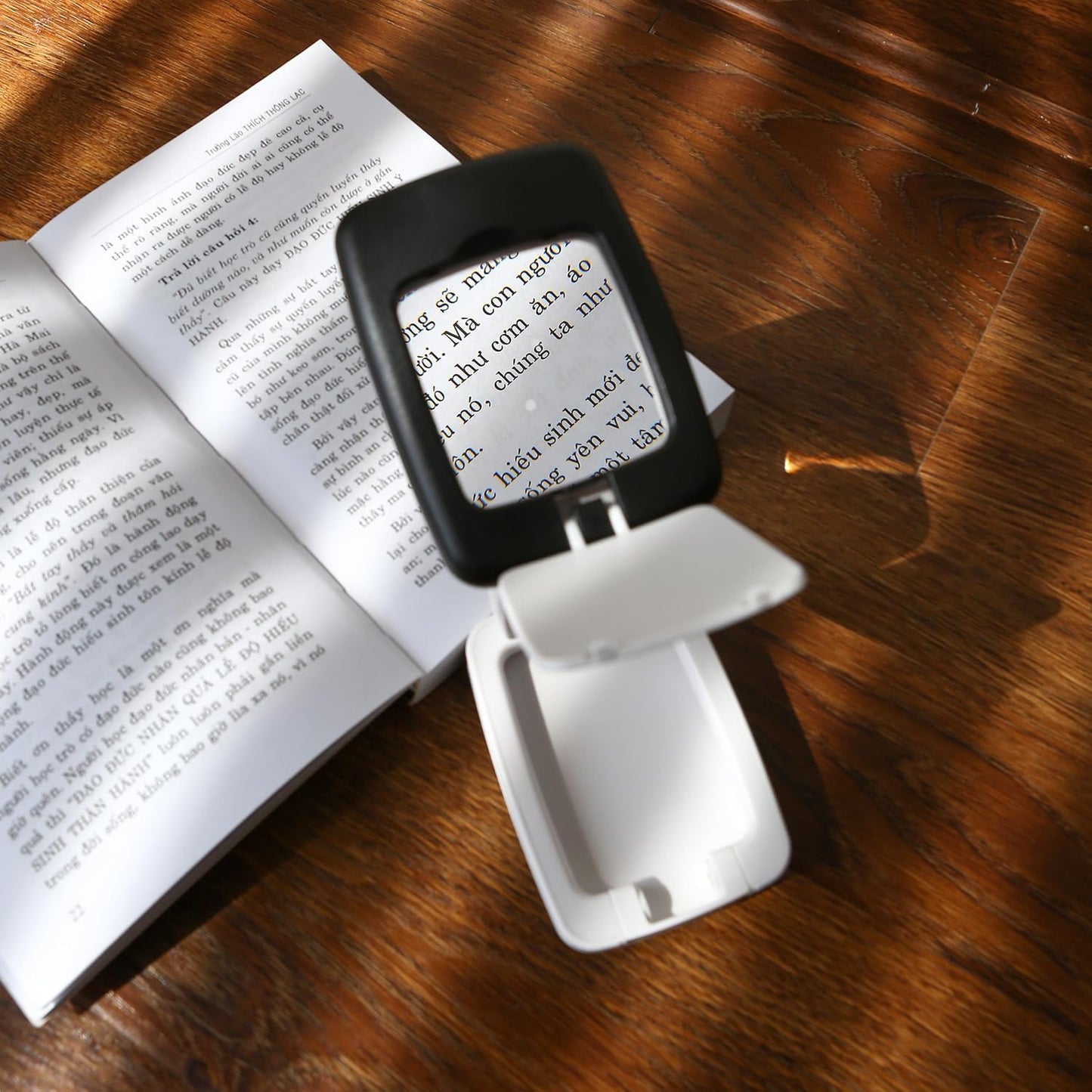 Pocket Magnifying Glass with Light and Stand, Small 3X Magnifying Lamp, Portable 2-in-1 LED Lighted Desk Magnifier Visor Folding, Craft Light Lamp for Close Work Reading Repair Crafts Hobby
