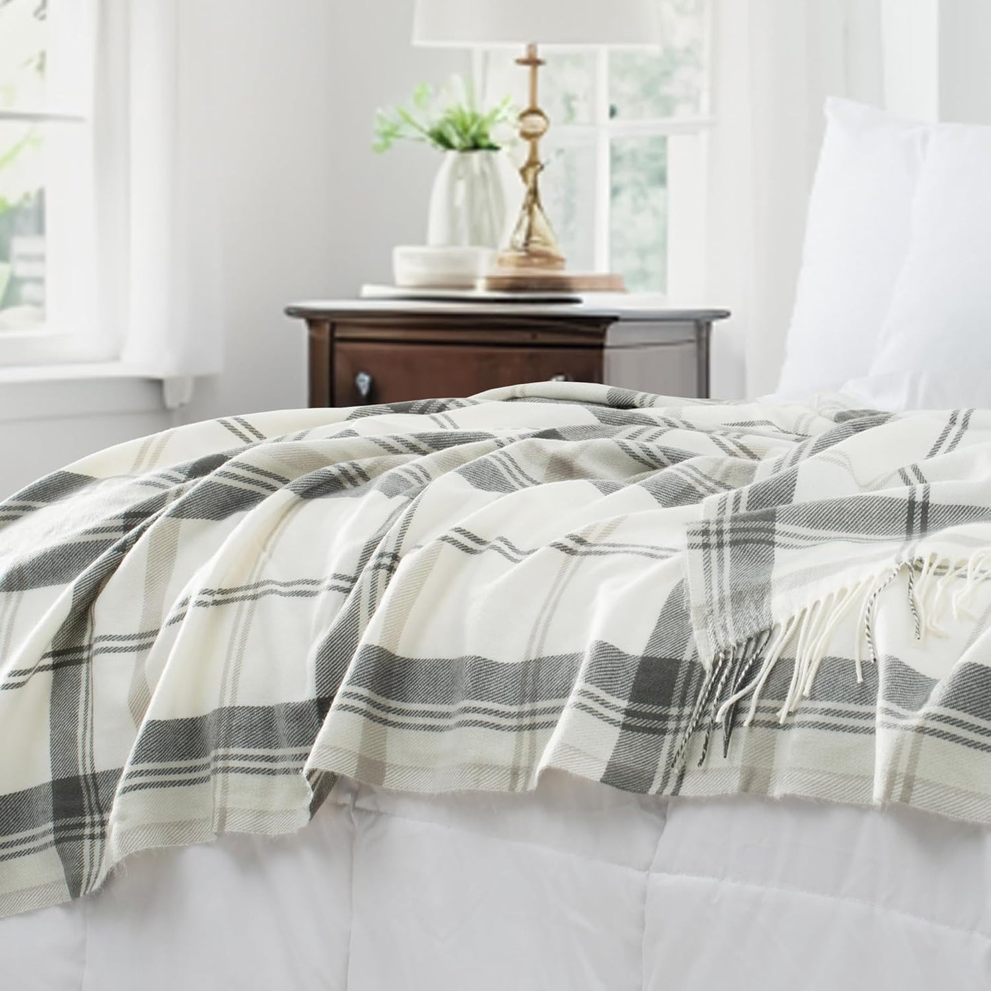 Grey and White Plaid Throw Blanket for Couch,60"X80" Super Soft Cozy Warm Home Decorative Throws with Tassels for Bed Sofa Picnic