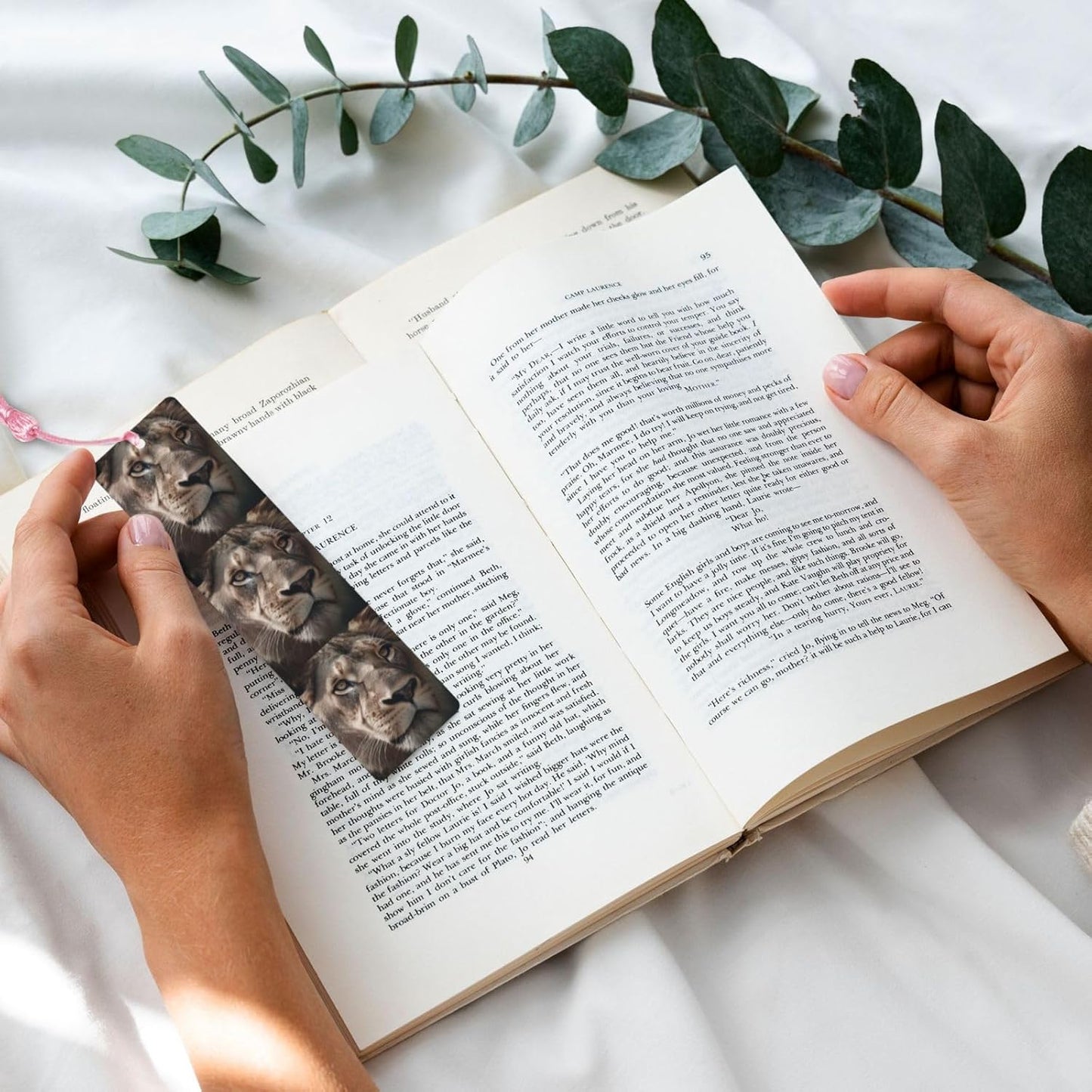 Lion's Focused Expression Bookmarks Gifts for Women Men, Wooden Bookmarks for Book Lovers, Vintage Book Marks Ornaments with Tassel, Unique Personalized Reading Page Markers Pink