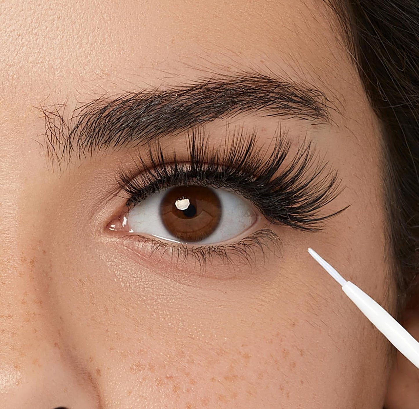 KISS Lash Adhesive, Lash Glue, 24hr Strip Eyelash Adhesive, Clear, Includes Lash Adhesive, Long Lasting Wear, Can Be Used with Strip Lashes and Lash Clusters