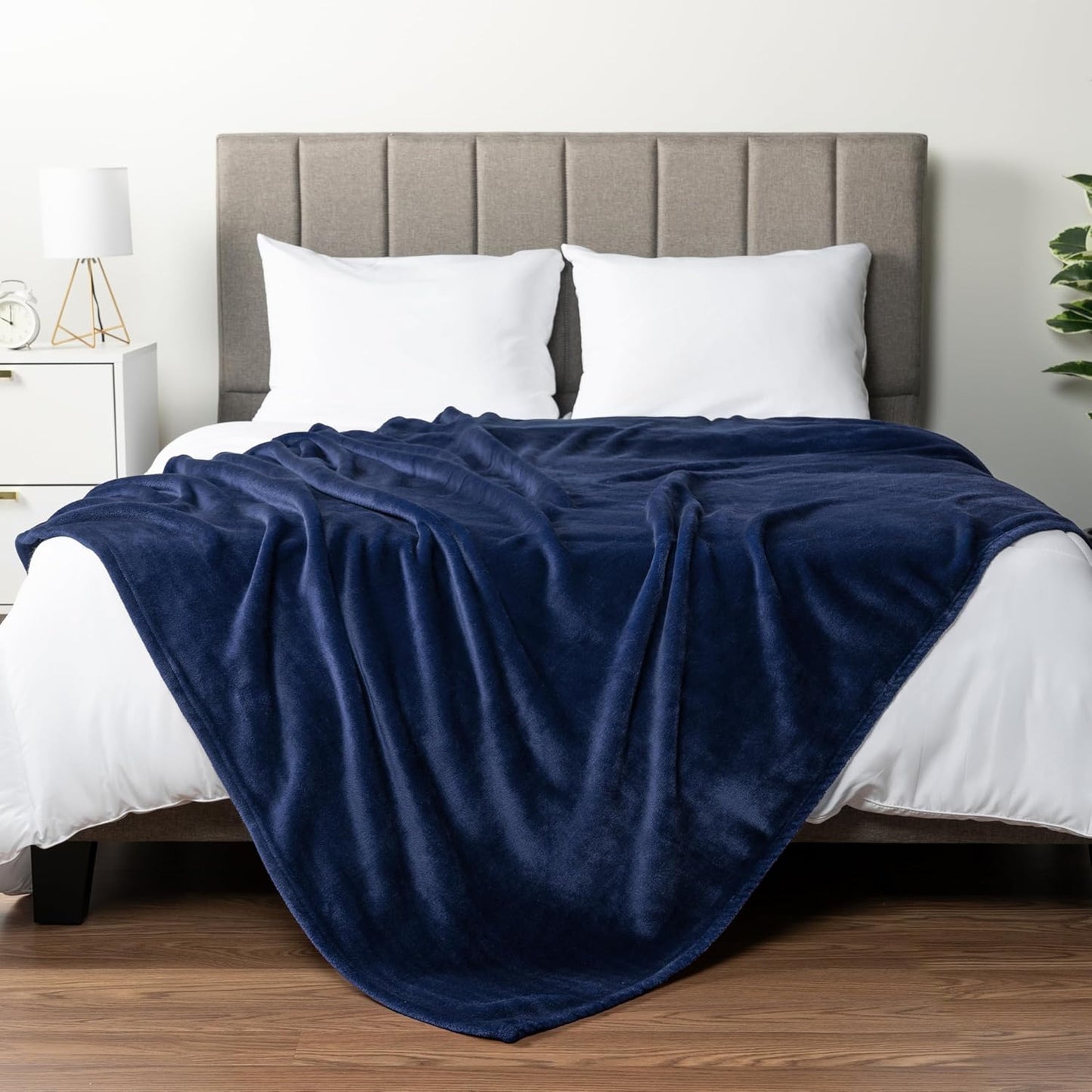 PAVILIA Navy Blue Fleece Throw Blanket for Couch, Dark Blue Super Soft Fuzzy Flannel Throw for Sofa, Luxury Plush Microfiber Bed Blanket, Cozy Home Decorative Velvet Gift Blanket, 50x60