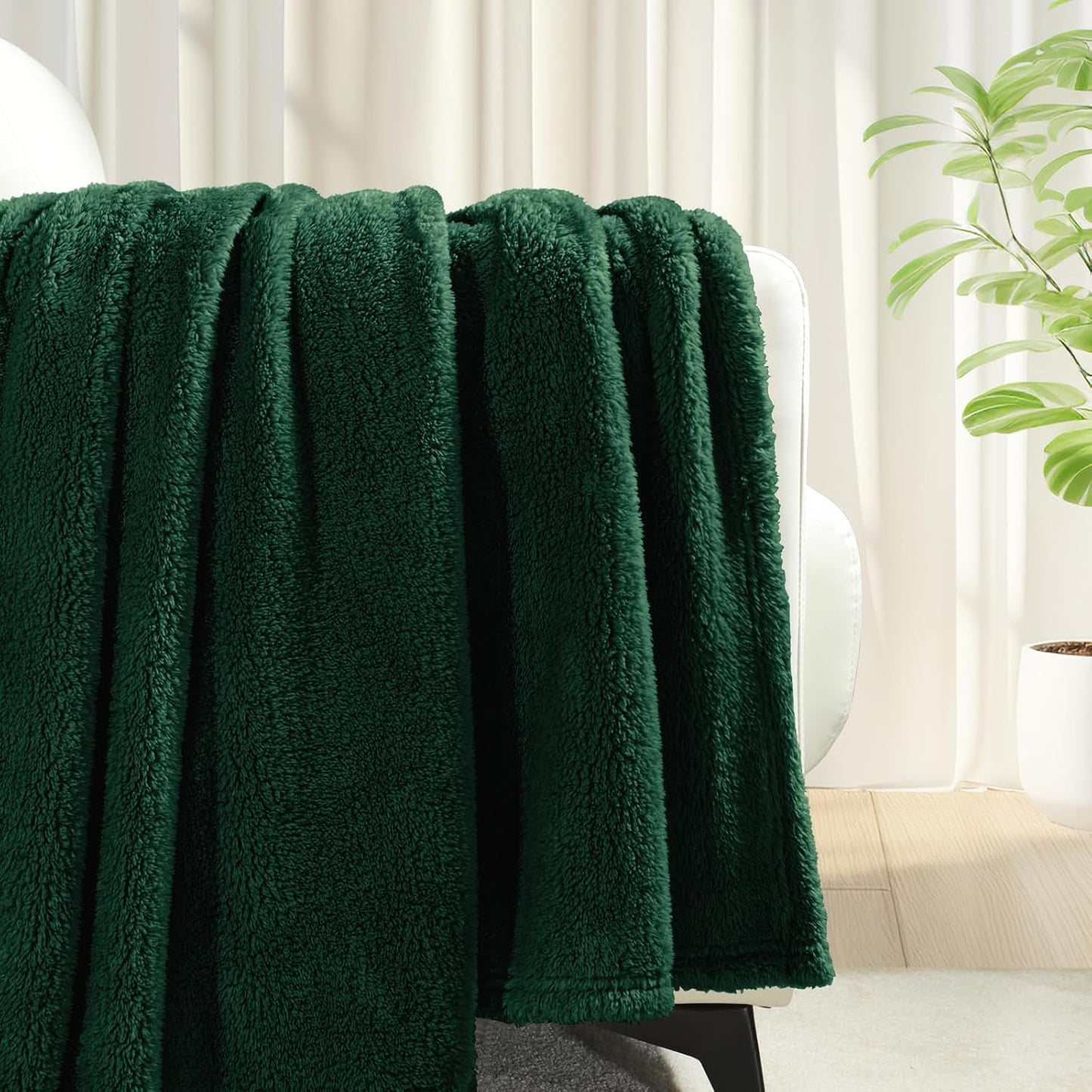 Exclusivo Mezcla Soft Fleece Throw Blanket for Couch, Super Soft Velvet Plush Fleece Blankets, Fuzzy Cozy and Warm for Winter, 50x60 Inches, Forest Green