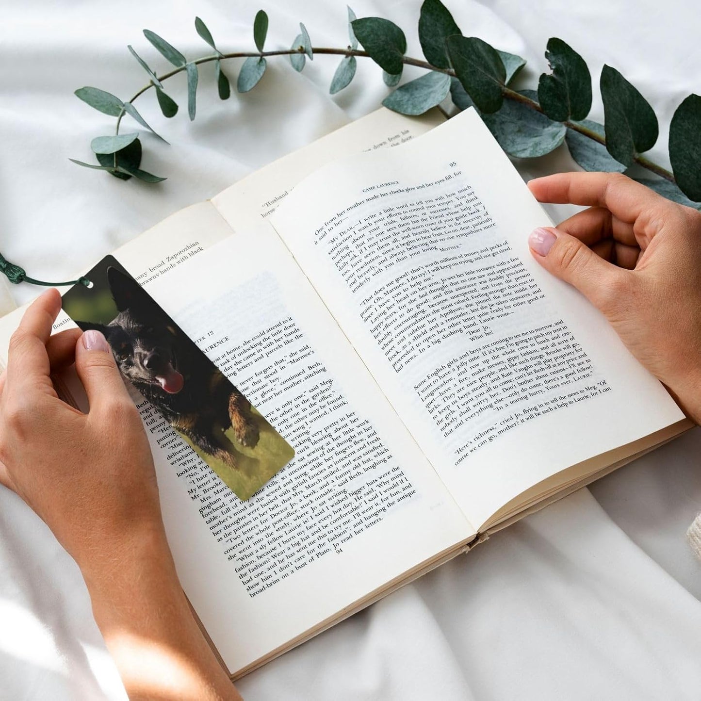 Running Black Dog Bookmarks Gifts for Women Men, Wooden Bookmarks for Book Lovers, Vintage Book Marks Ornaments with Tassel, Unique Personalized Reading Page Markers Dark Green