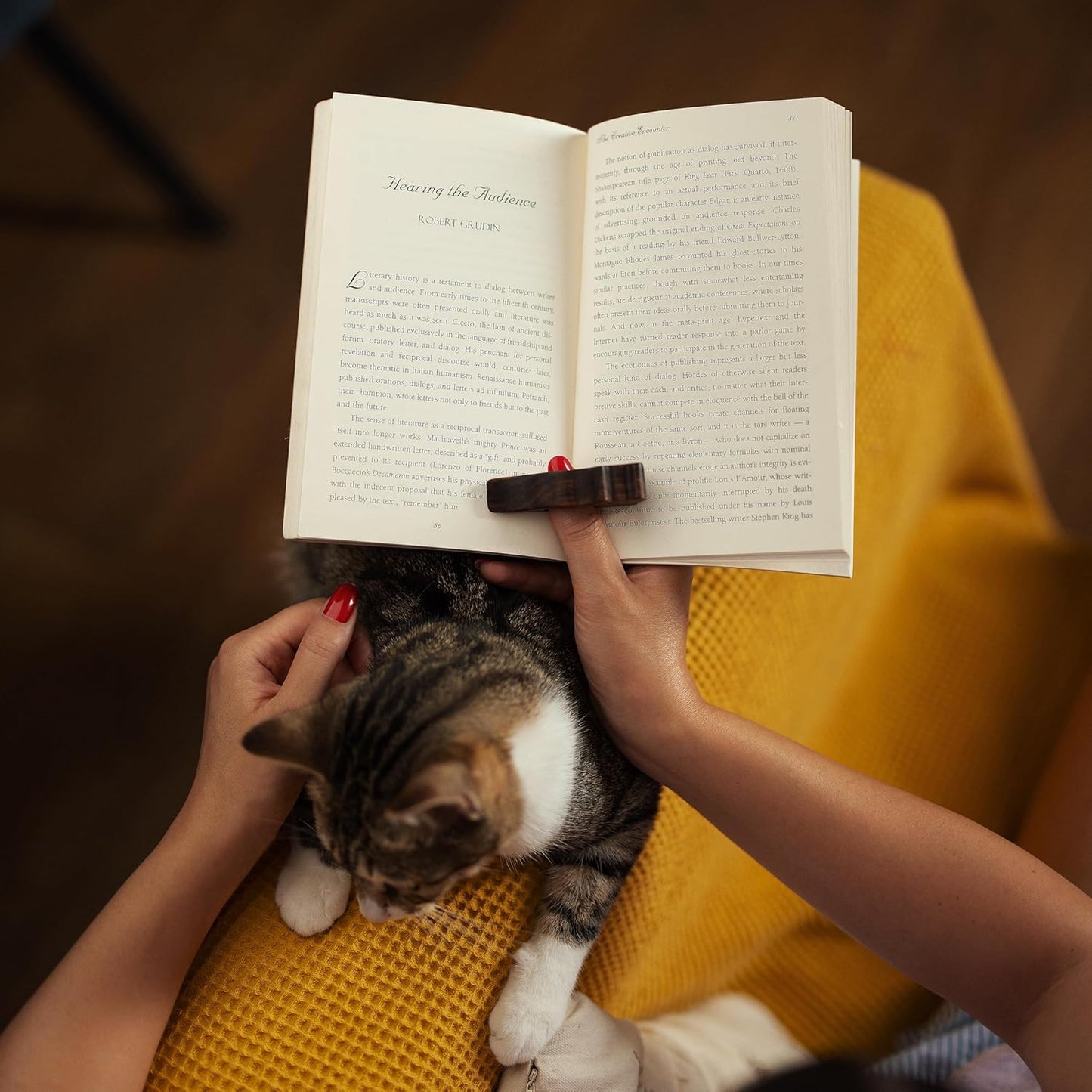 TILISMA Cat Book Page Holder – Handmade Natural Walnut Thumb Bookmark - Novel Reading Accessories Gifts for Readers, Book Lovers Gifts, Bookworm Gifts, Literary Gift - (Small - 0.78")