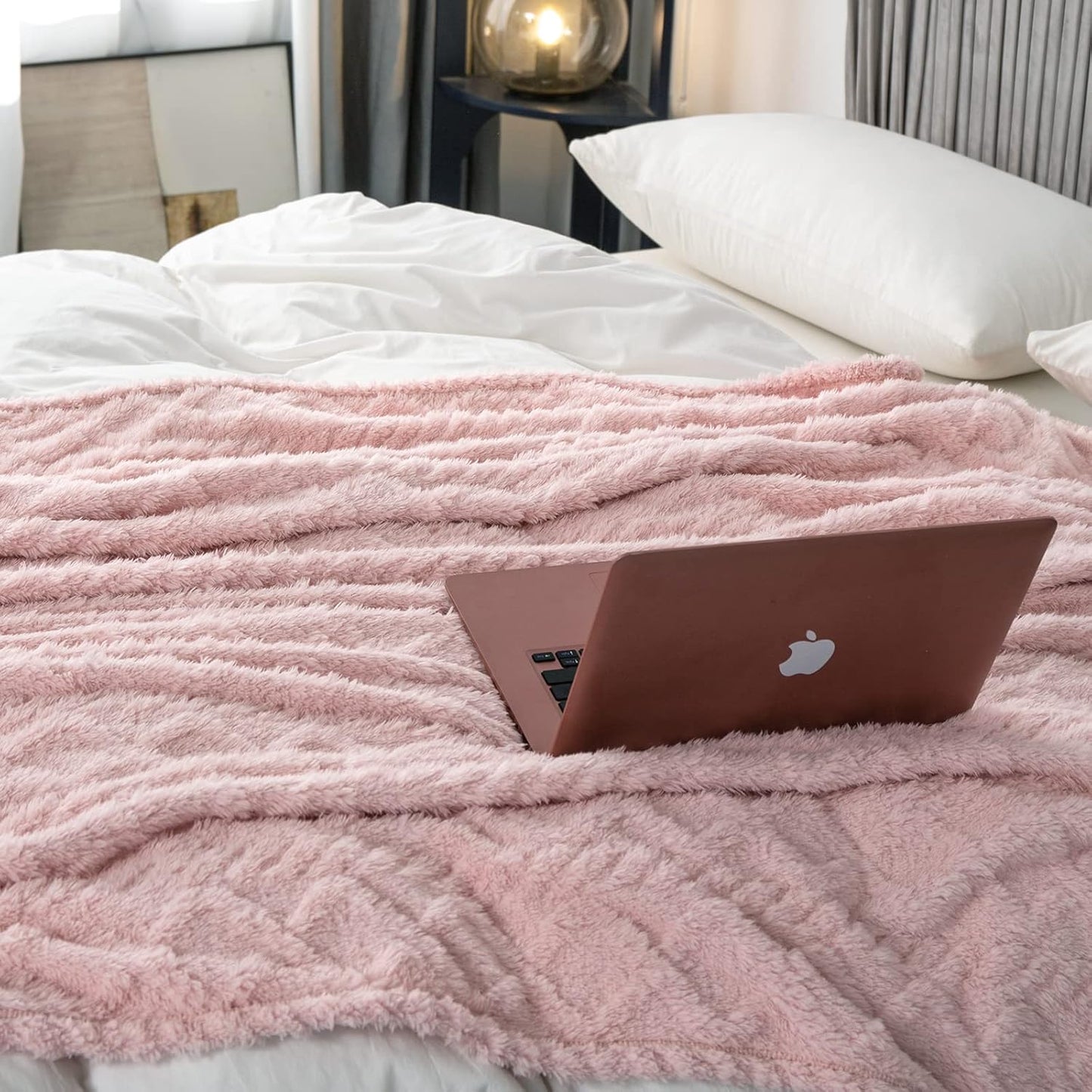DaysU Sherpa Fleece Blanket, Throw Blanket for Couch, Sofa, Bed, Lightweight Soft Cozy Warm Fuzzy Blankets for Camping, Picnic, Travel, Pink Jacquard, 50” x 60”