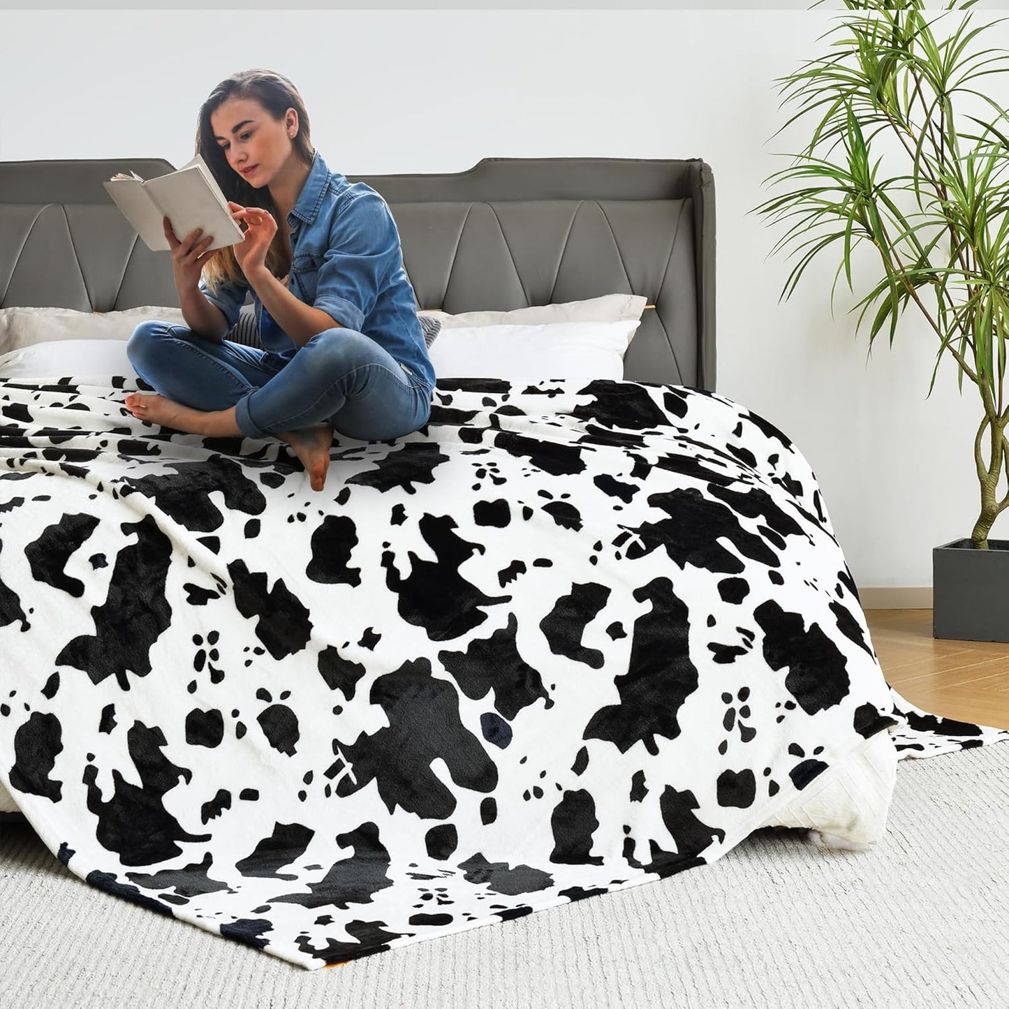 Softan Fleece Blanket - Black White Cow Print Throw Blanket - Fuzzy Lightweight Super Soft Microfiber Flannel Blankets for Couch, Bed, Sofa - Ultra Luxurious Warm and Cozy for All Seasons (90"×90")