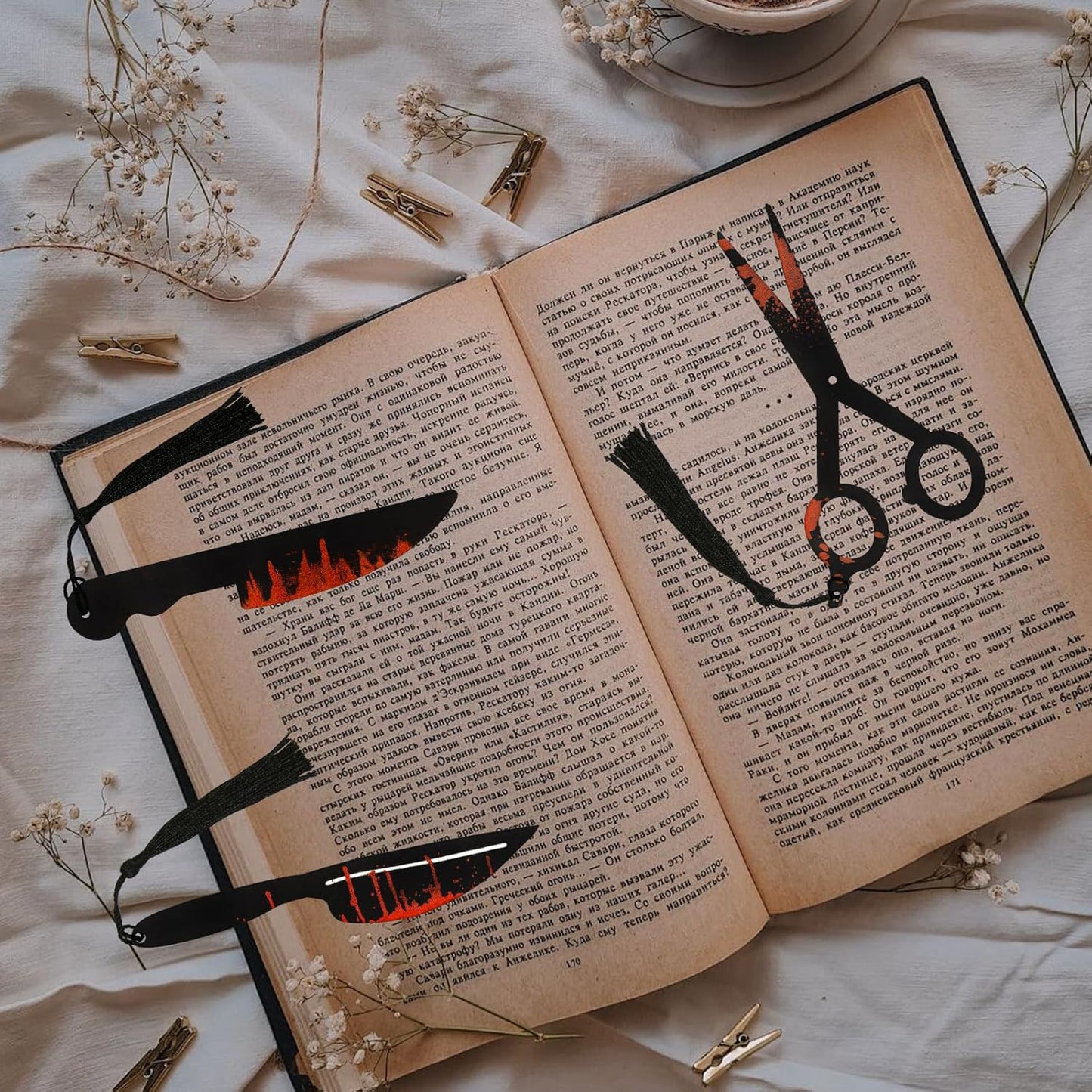6Pcs Horror Novelty Bookmark Set, Fake Knife Shapes with Blood Stain Gothic Book Accessories Dark Romance Acrylic Page Holders with Black Tassels Halloween Craft