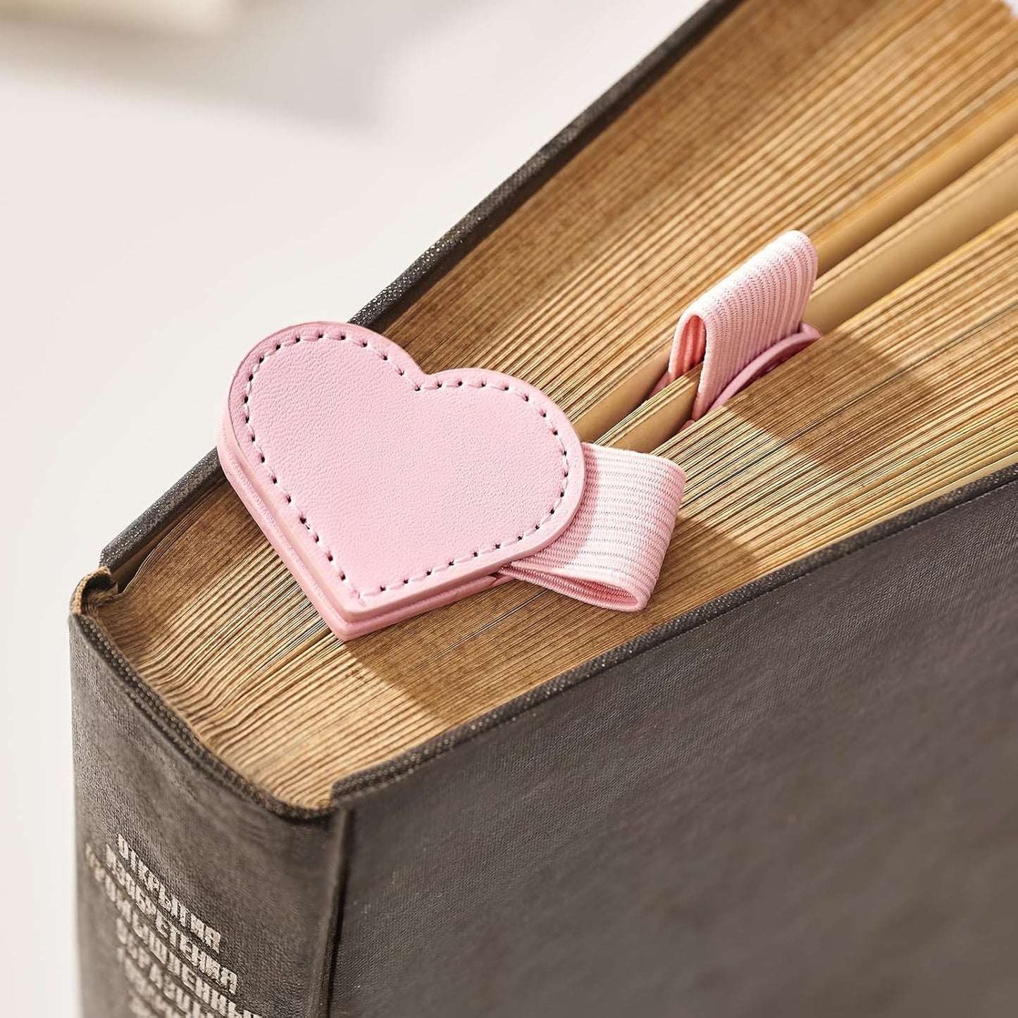 2Pcs Magnetic Leather Bookmarks with Gift Box Heart-Shaped Magnetic Pen Holder Book Marks Clip Gift for Book Lover Readers Cute Bookmark for Women, Pink
