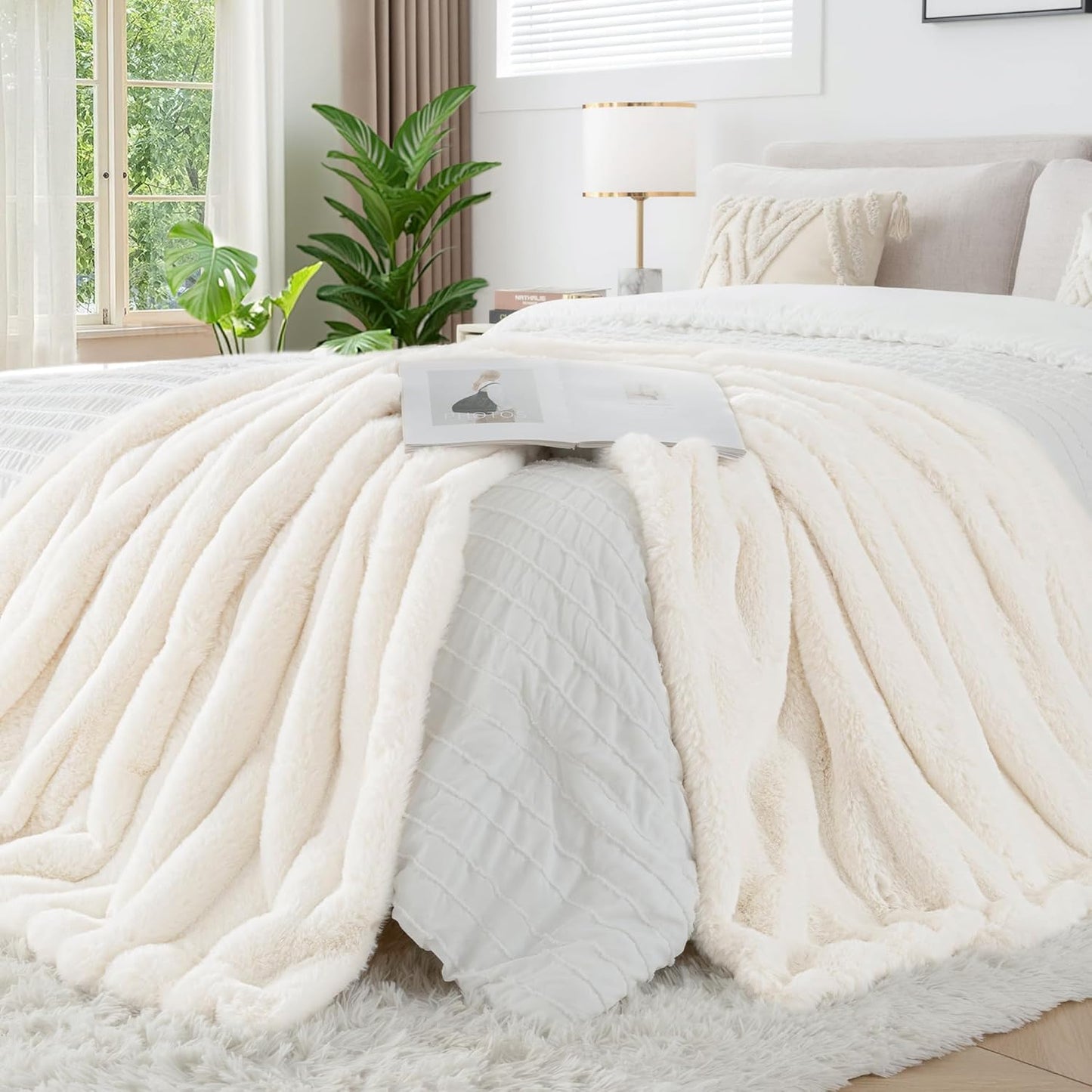 Touchat Luxury Faux Rabbit Fur Throw Blanket Twin Size for Couch,Super Heavy Warm Cozy Blanket for Sofa Bedroom Living Room,Ultra Soft Fluffy Reversible Plush Blanket for Home Decor Gifts,Cream White