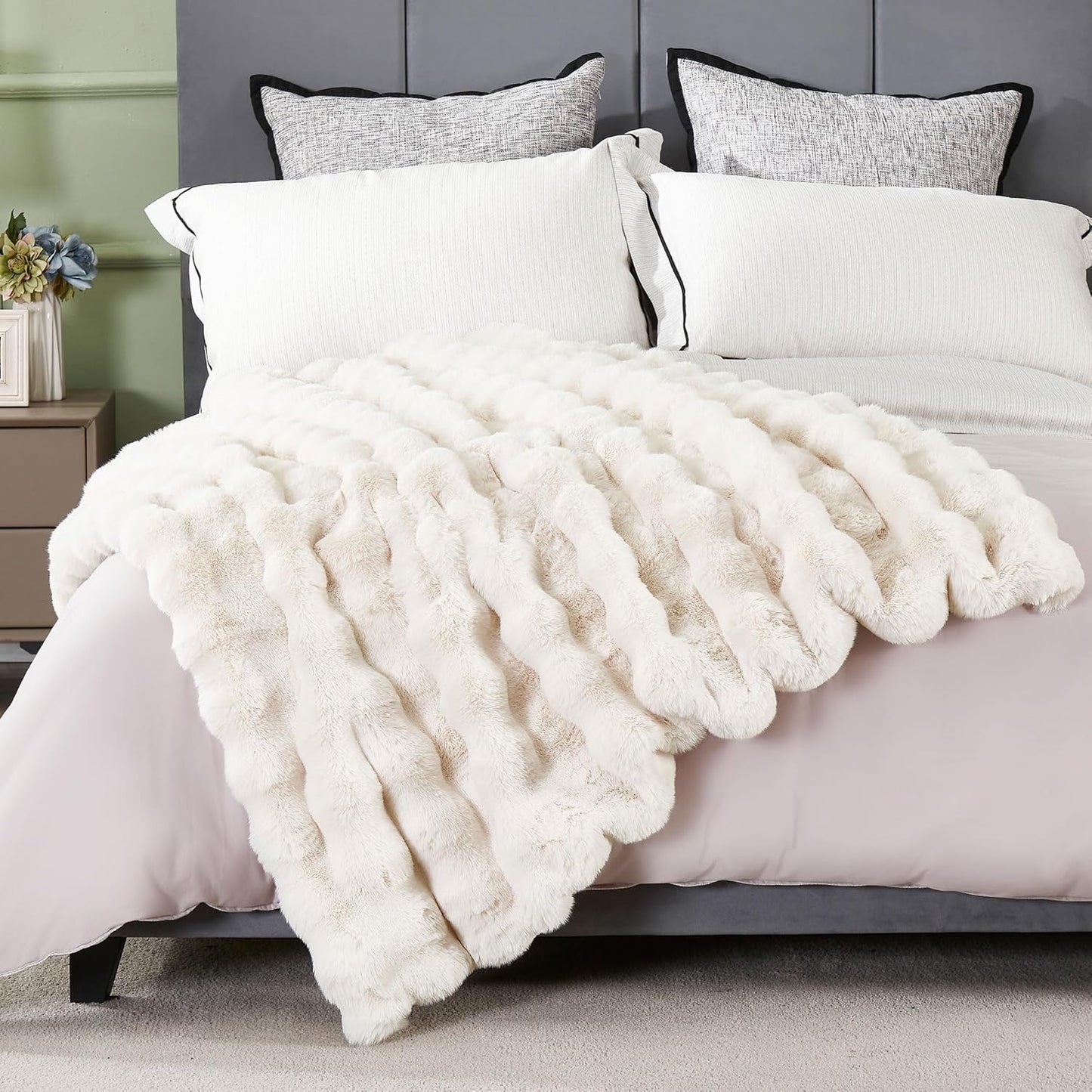 DREAMNINE Soft Faux Bubble Rabbit Fur Throw Blanket for Couch, Thick Cozy Decorative Warm Fuzzy Fur Blanket for Sofa Chair Bedroom Living Room Dorm Gift, 50 * 60 Inches, Cream White