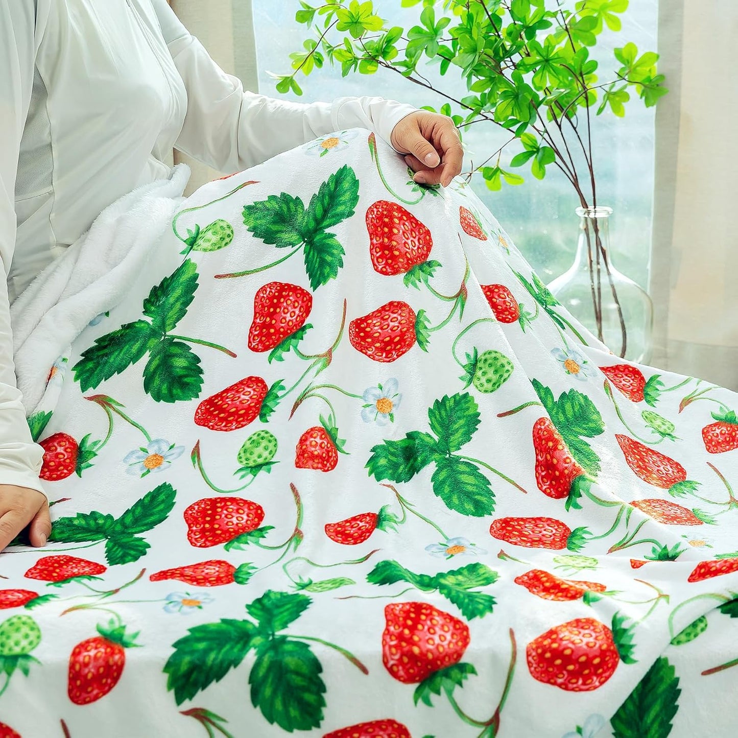Soft Fluffy Strawberry Print Throw Blanket for Couch Bed, Cozy Lightweight Fuzzy Blanket with Cute Strawberry Pattern for Kids Adults, Perfect for Home Decor, Travel, and Gift 50x60 inches