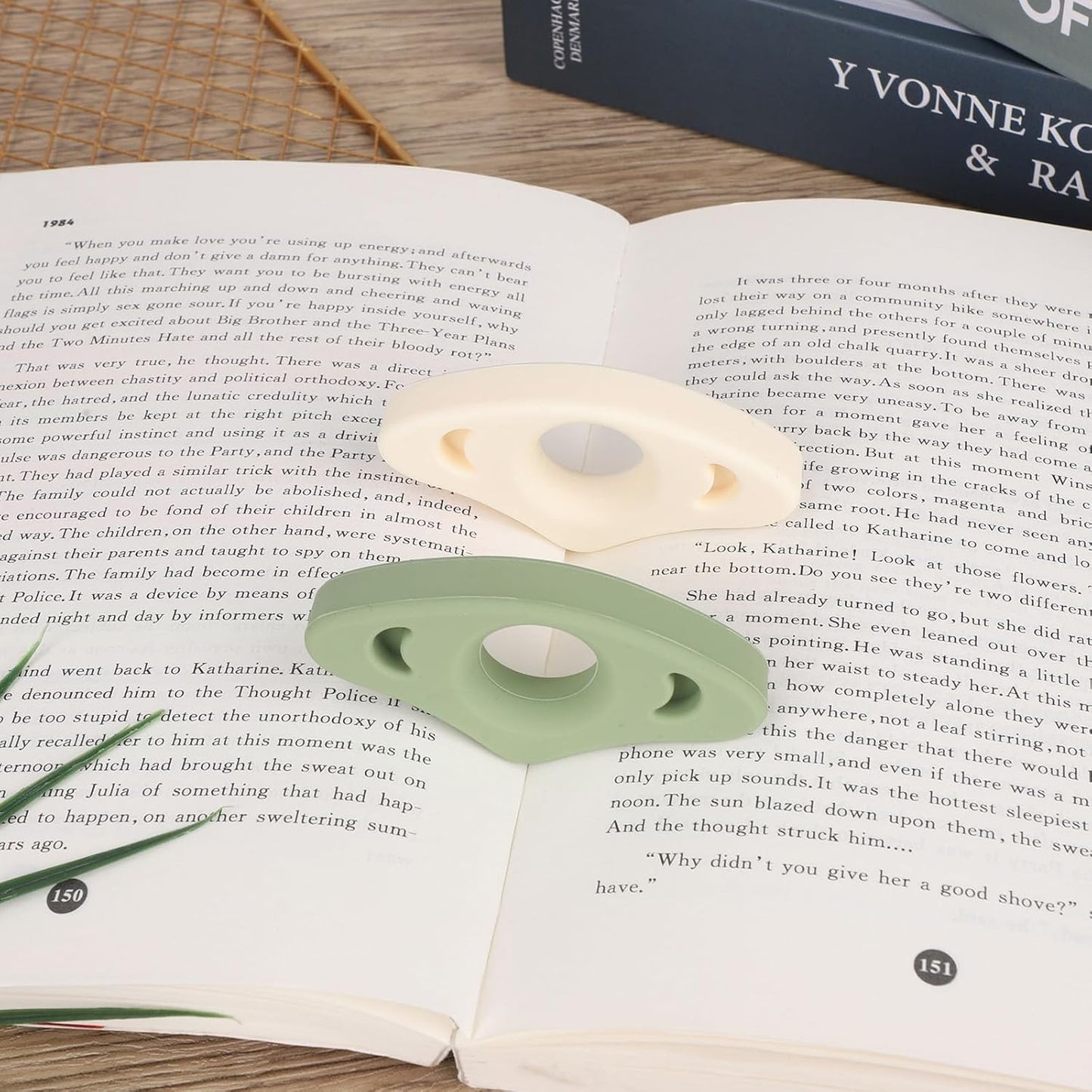4pcs Silicone Thumb Page Holders for Reading, Green & White Breathable Book Page Holder Ring with 1.95cm Hole Thumb Bookmark Accessories for Students Teachers Bookworms