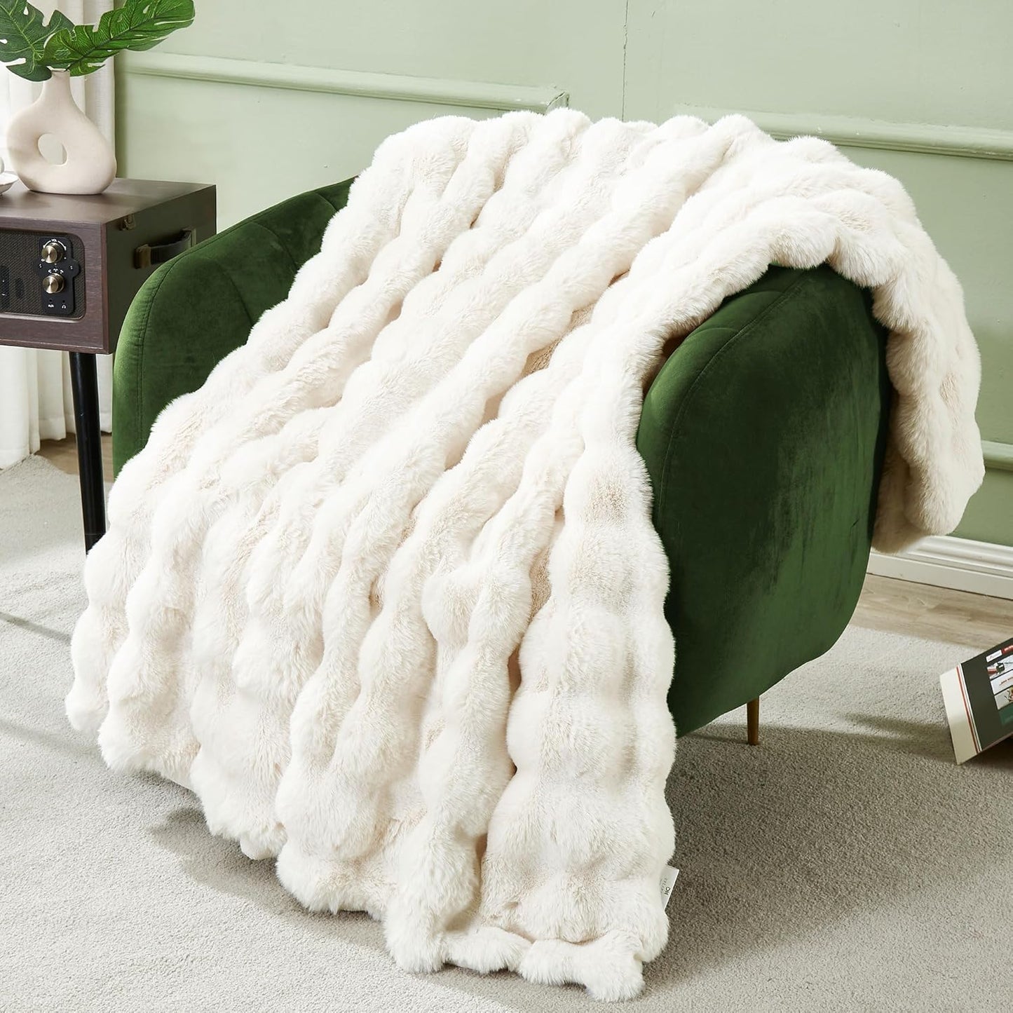 DREAMNINE Soft Faux Bubble Rabbit Fur Throw Blanket for Couch, Thick Cozy Decorative Warm Fuzzy Fur Blanket for Sofa Chair Bedroom Living Room Dorm Gift, 50 * 60 Inches, Cream White
