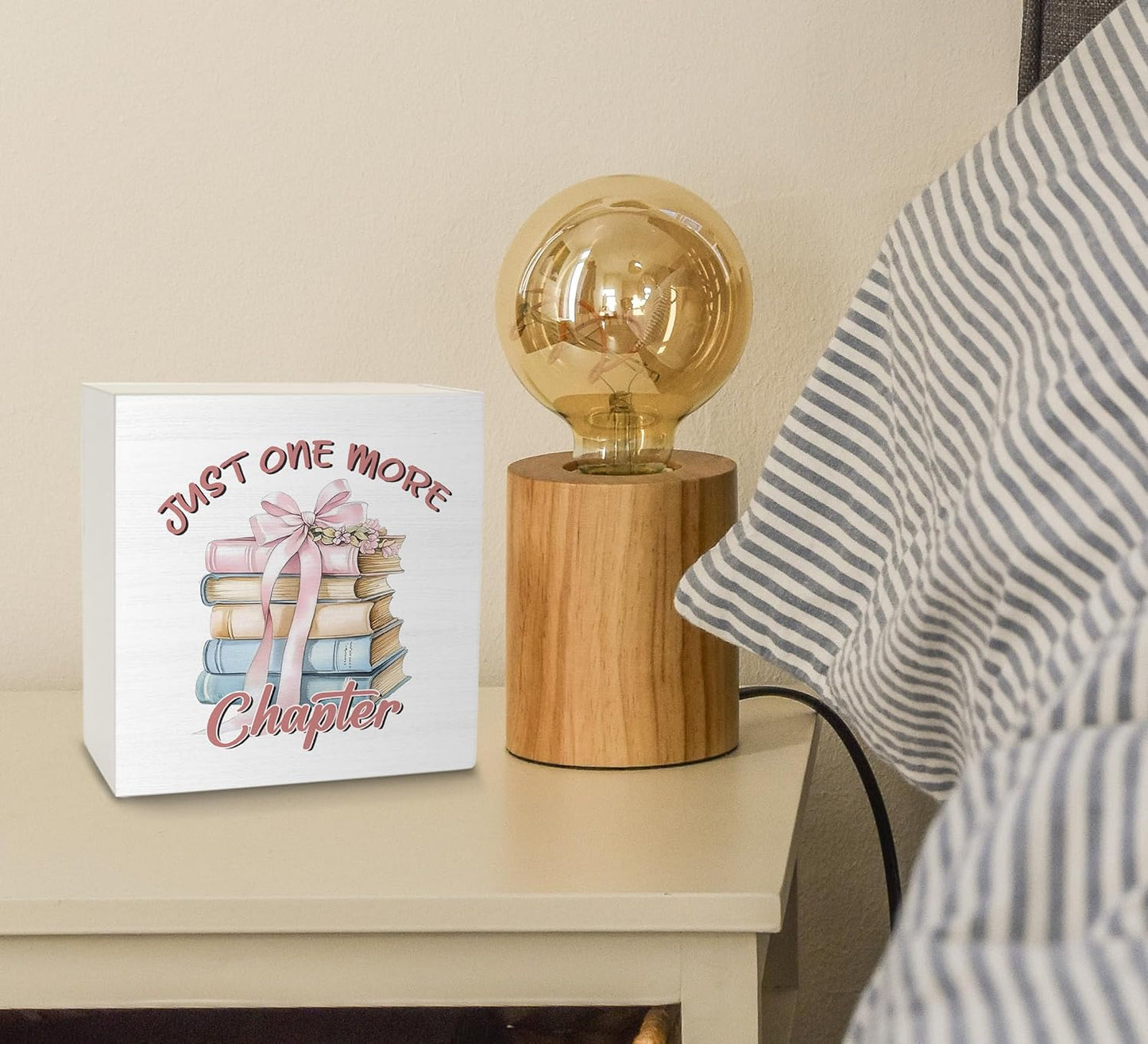 Ku-Dayi Reading Book Wooden Box Sign, Just One More Chapter Wood Box Decorations for Kids Reading Room, Preppy Bow Bookish Wooden Block Plaque Desk Shelf Decor for Library Classroom Nursery, 5x5