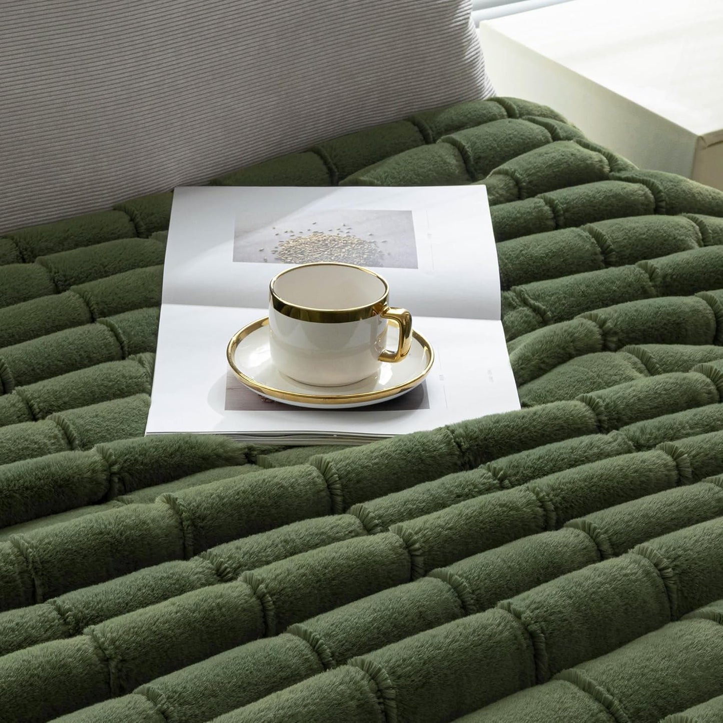 Touchat Faux Fur Blanket Twin Size, Luxury 1000GSM Ultra Thick Warm Rabbit Blanket for Couch Bed Sofa, 3D Checkered Pattern Soft Winter Heavy Minky Blankets for Women Christmas Birthday Gift, Green