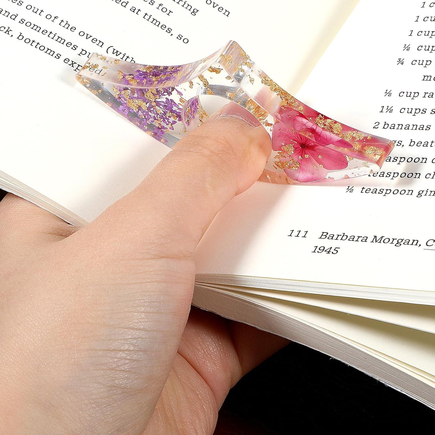 2 Pieces Dried Flower Resin Book Page Holder, Transparent Bookmark Handmade Thumb Ring Book Opener Page Holder Books Lovers Gift Books Accessories for Reading Lovers, Students and Teachers
