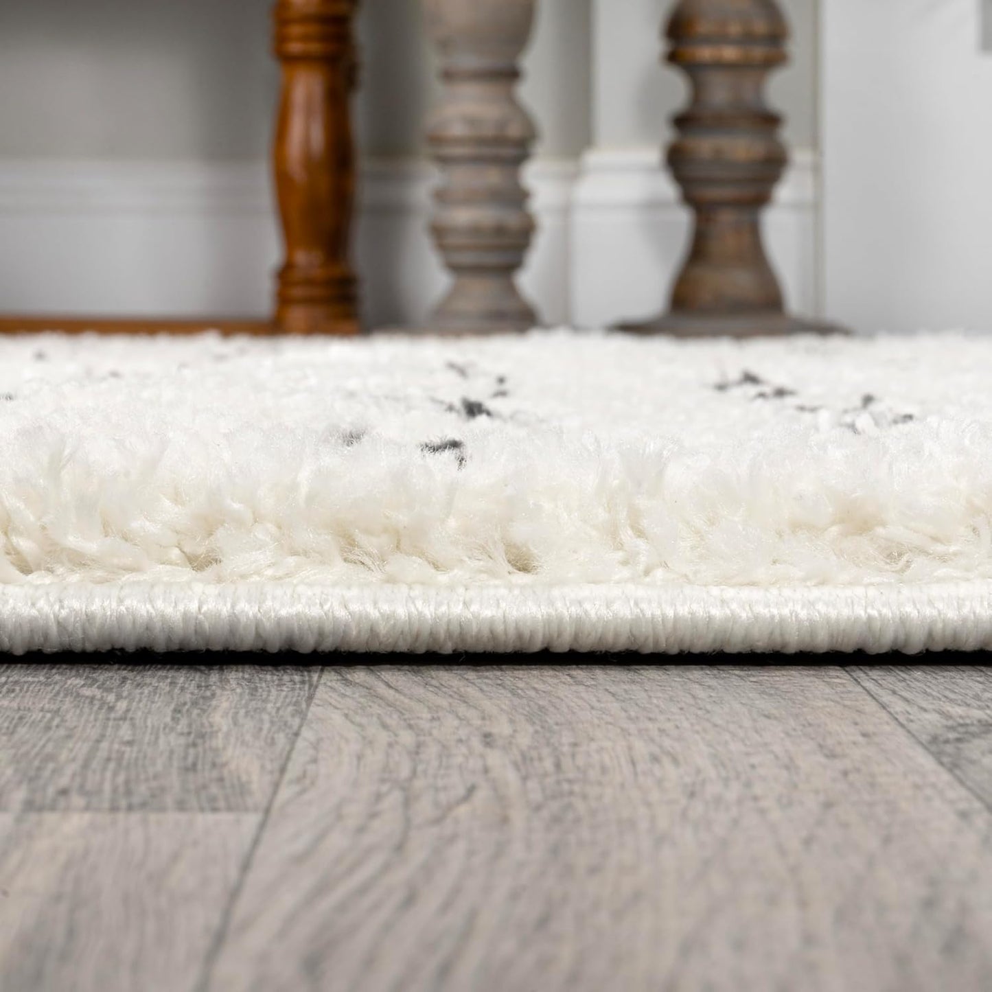 JONATHAN Y Pele Modern Geometric Dot Shag White/Gray Indoor Area Rug, 3x5, Bohemian, Contemporary, Easy-Cleaning for Living Room, Bedroom, Kitchen, Pet Friendly, Non-Shedding (MOH400A-3)