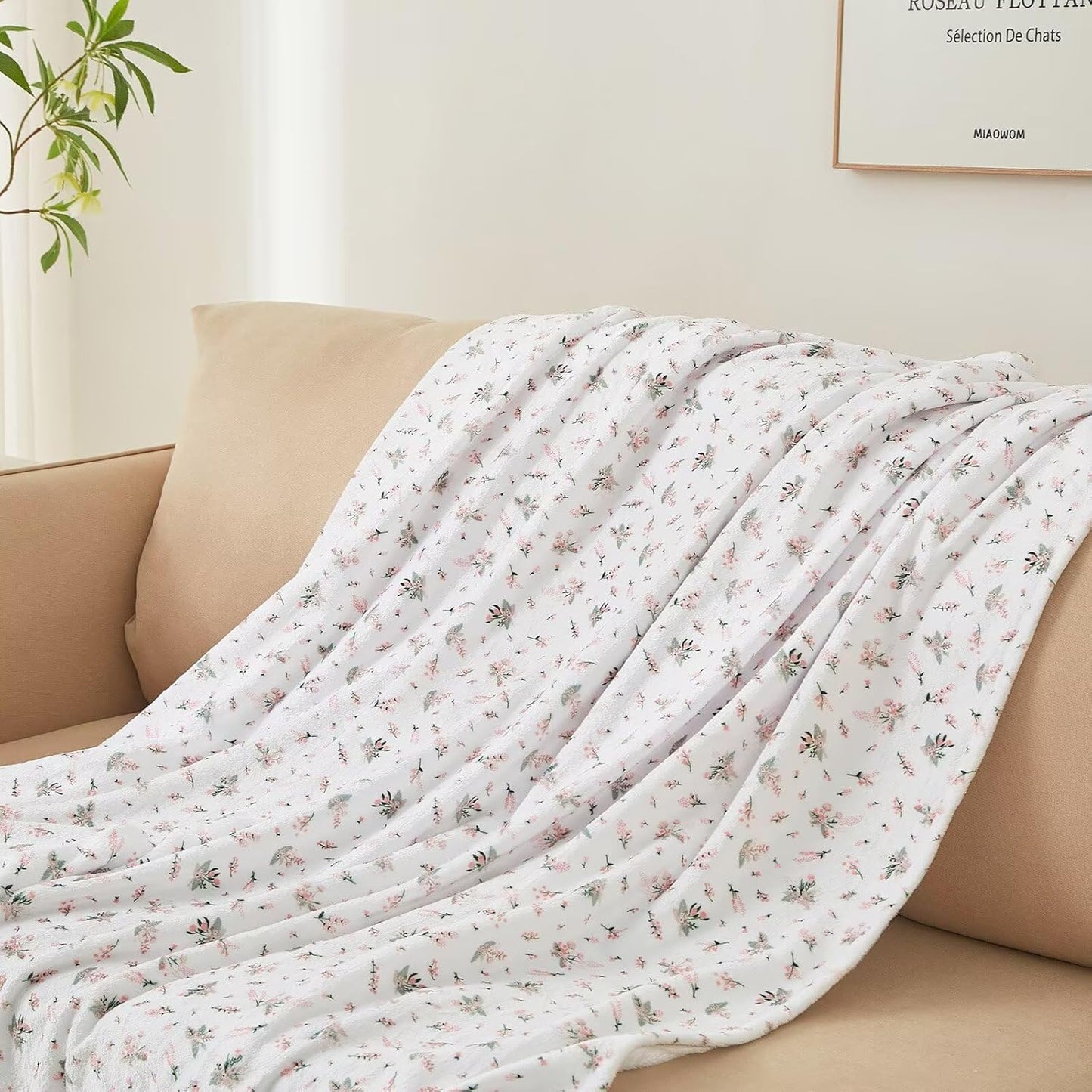 White Rustic Floral Flannel Throw Blanket for Couch Bed Sofa Farmhouse Lightweight Soft Cozy Warm Fall Winter Blankets for Office Naps Travel Warm Aesthetic Cloud Throw Blanket
