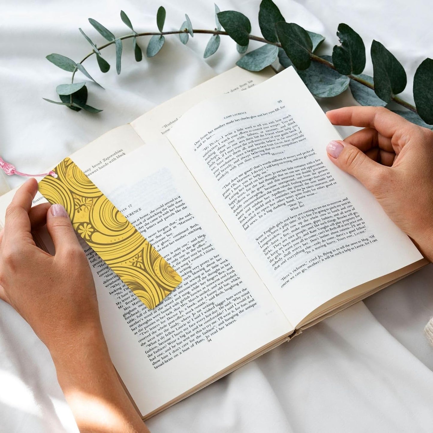 Yellow Line Pattern Bookmarks Gifts for Women Men, Wooden Bookmarks for Book Lovers, Vintage Book Marks Ornaments with Tassel, Unique Personalized Reading Page Markers Pink