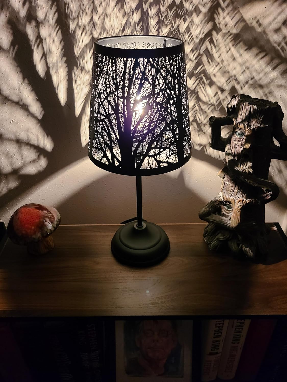 Black Metal Tree Shadow Table Lamp, Vintage Rustic Bedside Lamp, Small Bedside Night Light for Kids, Ambient Mood Lighting for Bedroom Living Room, Halloween Gothic Decorative Small Spaces Table Lamp