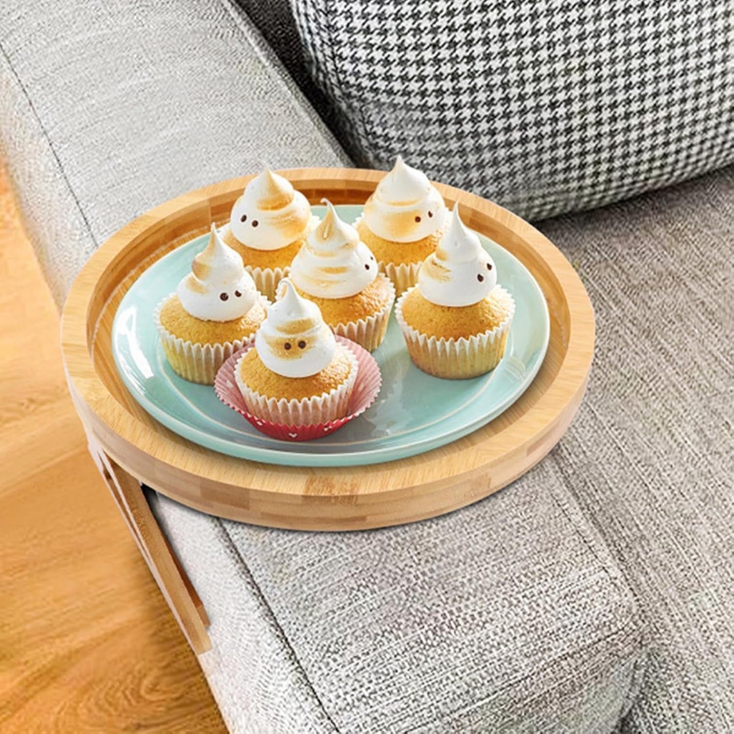 대나무 소파 암 트레이, 접이식 소파 팔걸이 클립온 트레이, 10.2cm-22.9cm(4~9인치) 팔걸이에 적합, 간식/음료/과일/디저트/Rmote용 원형 소파 암 테이블 (24.1x22.5x9cm(9.5x9.8x3.5인치))
