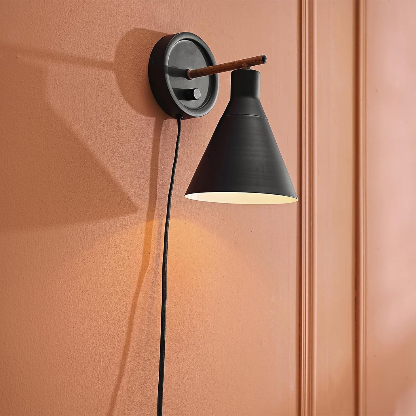 Globe Electric 51725 1-Light Dimmable Plug-in or Hardwire Wall Sconce, Matte Black, Faux Walnut Accent, Stepless Dimming Rotary Switch on Canopy, Black Fabric Cord, Bulb Not Included