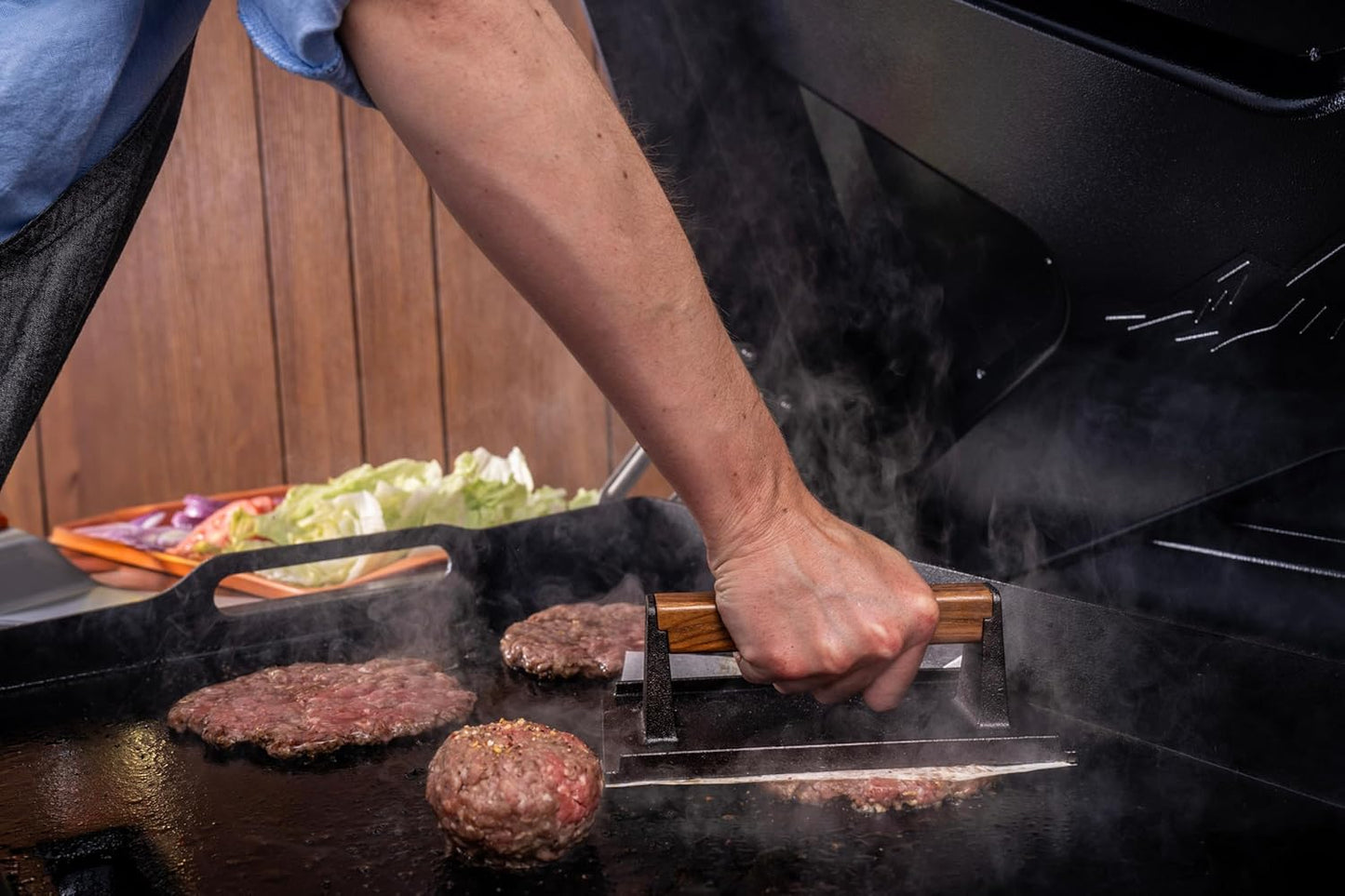 Traeger Grills Flat Top Burger Kit – XL Heavy-Duty Spatula & Cast Iron Burger Press for Smash Burgers, Perfect Sear & Griddle Cooking