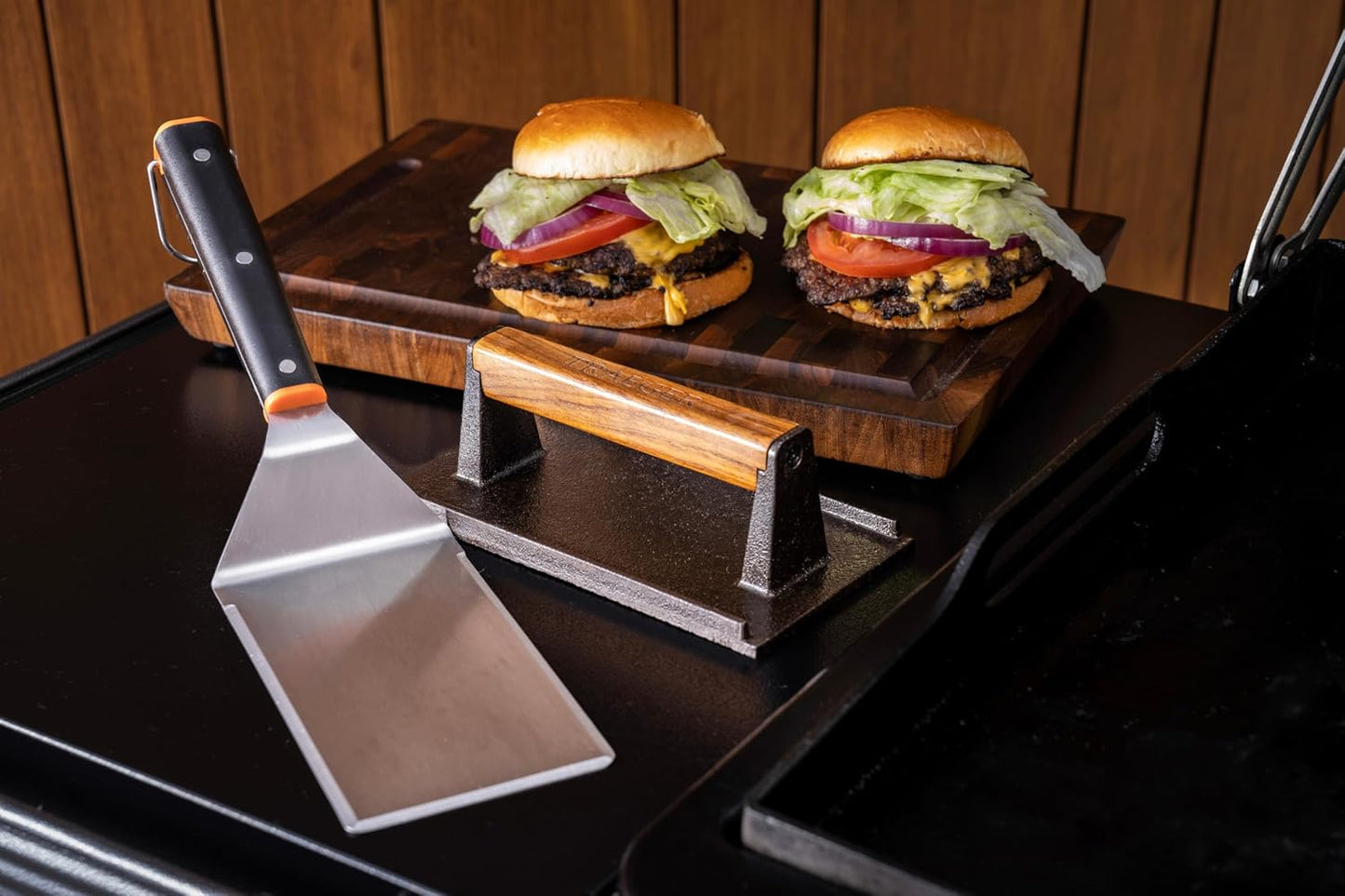 Traeger Grills Flat Top Burger Kit – XL Heavy-Duty Spatula & Cast Iron Burger Press for Smash Burgers, Perfect Sear & Griddle Cooking