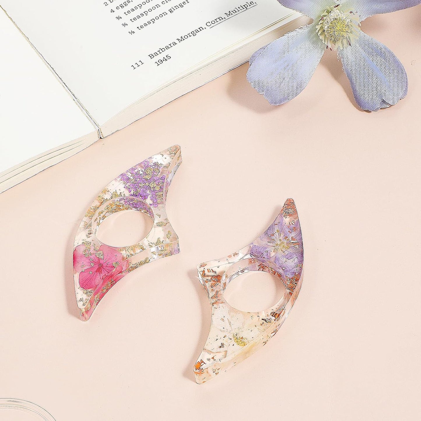 2 Pieces Dried Flower Resin Book Page Holder, Transparent Bookmark Handmade Thumb Ring Book Opener Page Holder Books Lovers Gift Books Accessories for Reading Lovers, Students and Teachers