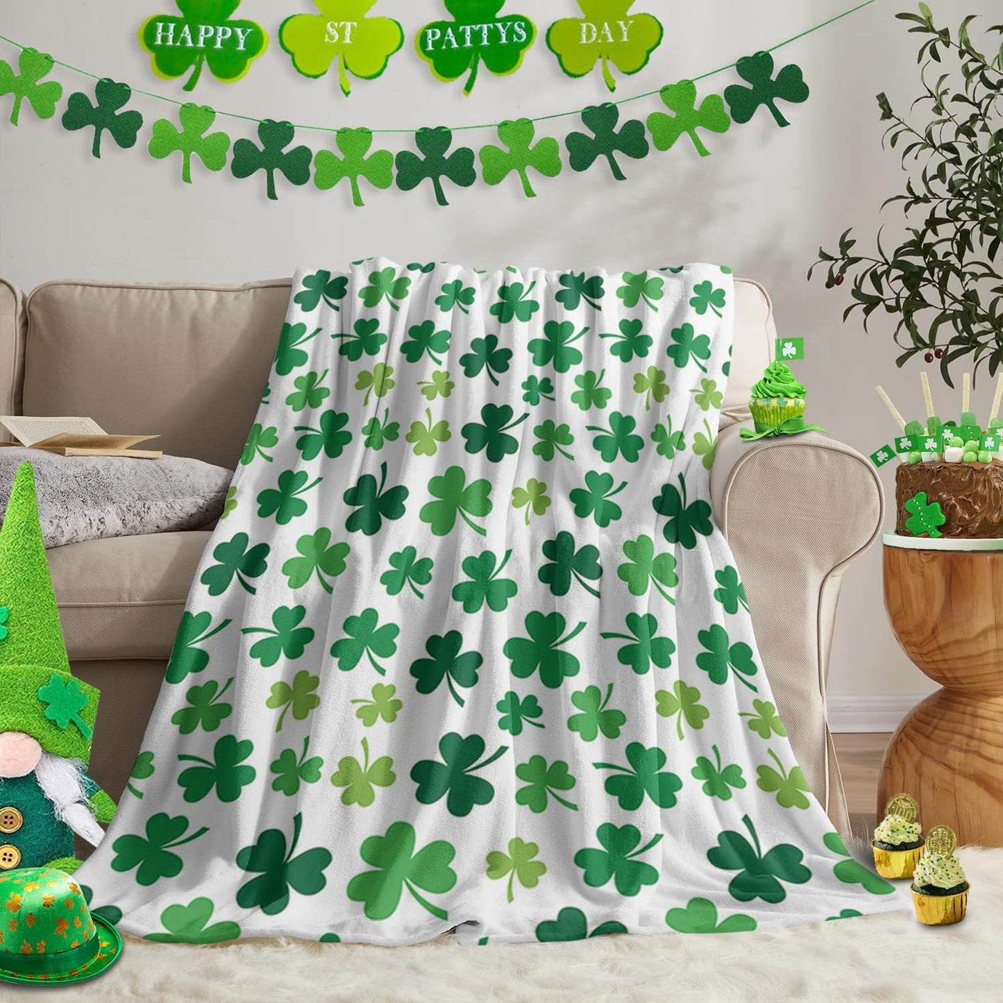 Chucoco Happy St. Patrick's Day Throw Blankets Lucky Shamrocks Leaves Fuzzy Soft Bed Cover Bedspread Microfiber Luxury Blanket for Travel Stadium Camping Couch Sofa Chair 40x50inch