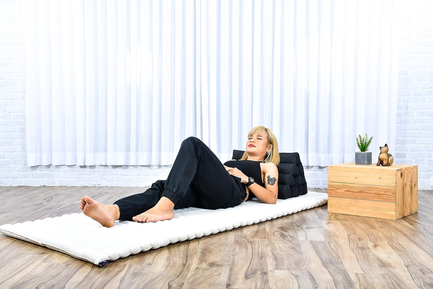 Leewadee Triangle Cushion – Comfortable Backrest for TV or Reading, Incline Pillow for Relaxing Made of Kapok, 20 x 13 x 13 inches, Black