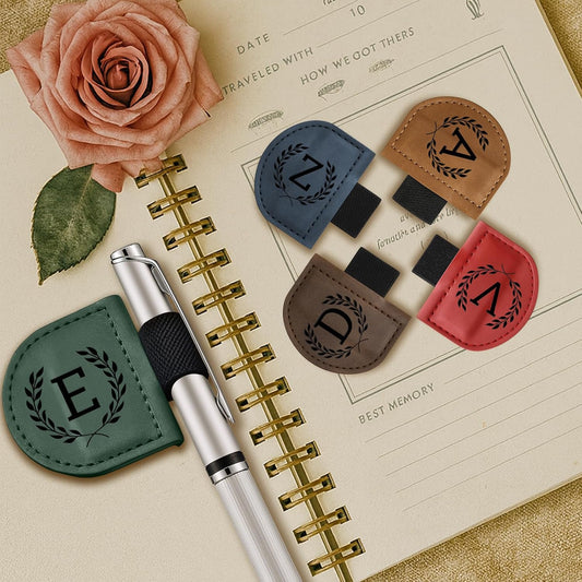 Bygone Mark Bookmark with Pen Holder, 26 Name Initial Letters, 5 Retro Colors, Personalized Magnetic Leather Bookmarks Gift for Women and Men Book Lovers, Students, Teachers (Green, B)