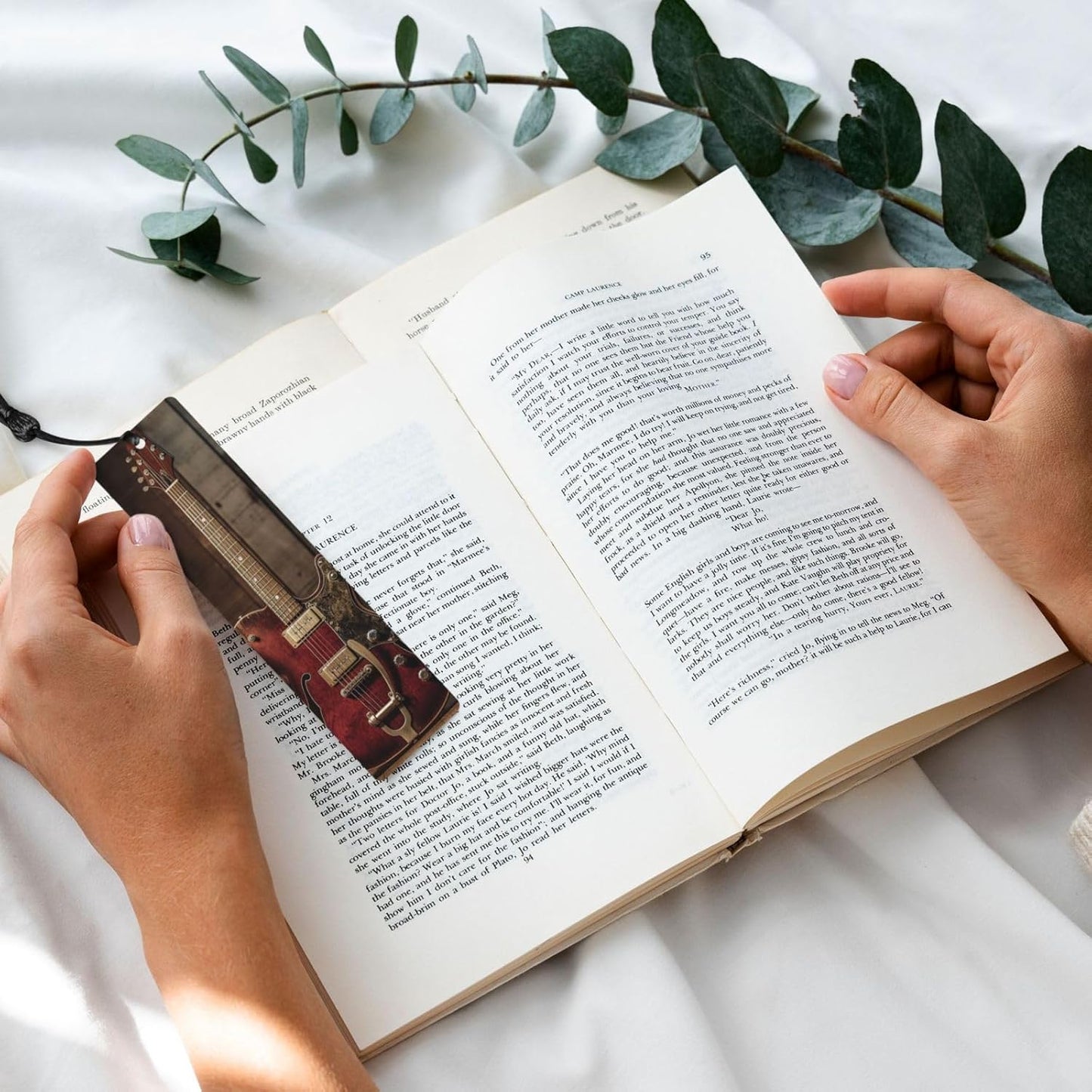 Vintage Electric Guitar Bookmarks Gifts for Women Men, Wooden Bookmarks for Book Lovers, Vintage Book Marks Ornaments with Tassel, Unique Personalized Reading Page Markers Black