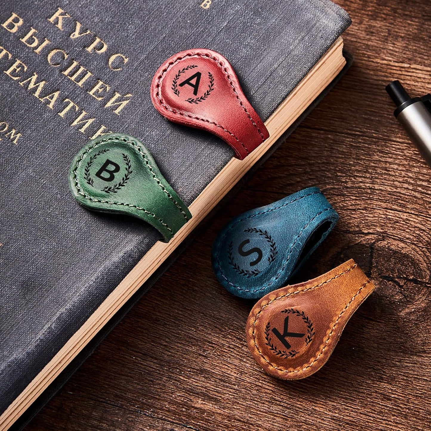 Magnetic Leather Bookmark with 26 Initial for Reading Women,Personalized Magnet Book Marks Gifts for Men,Book Lovers (Green, M)