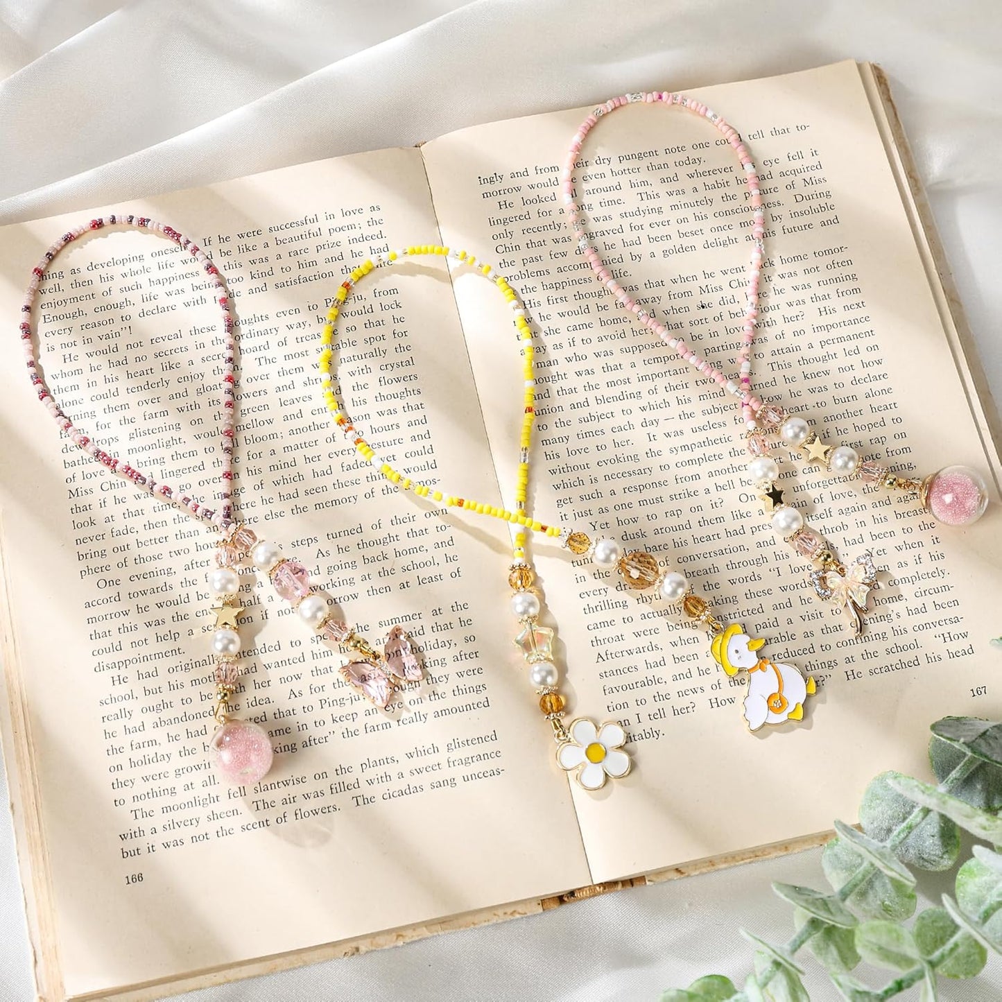 Cute Bow Bookmark Gifts - Pink Coquettee Beaded Bookmarks for Women Girls Book Lovers Funny Aesthetic Crystal Bead Chain Page Marks School Office Reading Accessories Bookish Gift for Birthday